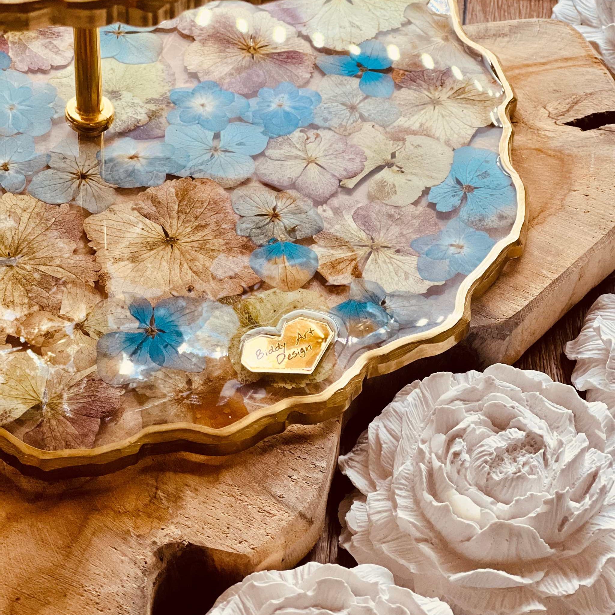 Luxuriöse Tischdekoration: Resin Etagere mit goldenen Details und Hortensien in Naturtönen und Blau. Handgemacht und vielseitig einsetzbar.Epoxidharz Etagere Kuchenstaender getrocknete Hortensien mit Goldveredelung
