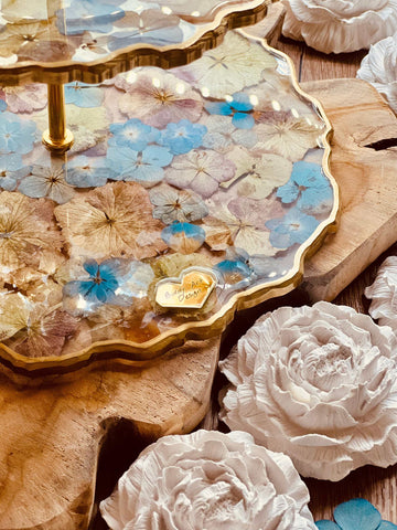 Luxuriöse Tischdekoration: Resin Etagere mit goldenen Details und Hortensien in Naturtönen und Blau. Handgemacht und vielseitig einsetzbar.Epoxidharz Etagere Kuchenstaender getrocknete Hortensien mit Goldveredelung
