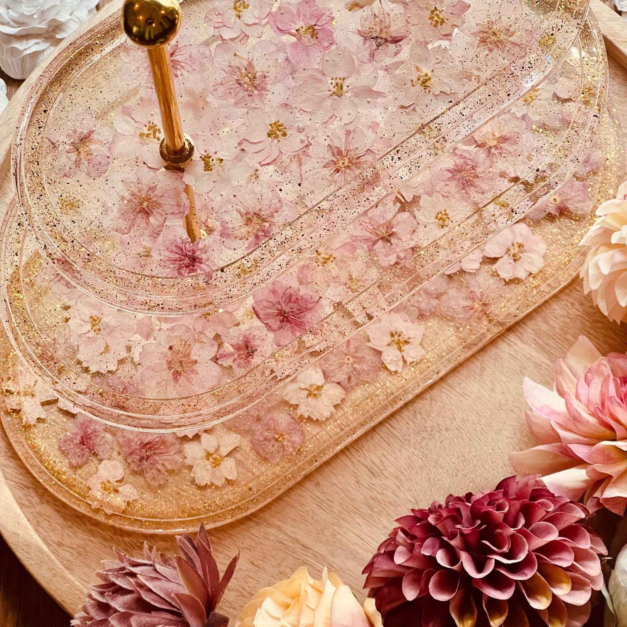 Exklusive 3-stöckige ovale Etagere aus Resin mit rosa Blüten und Goldstaub, handgefertigt – ideal für festliche Dekoration oder als Geschenk.Epoxidharz Etagere Kuchenstaender getrocknete rosa Blueten mit Gold.