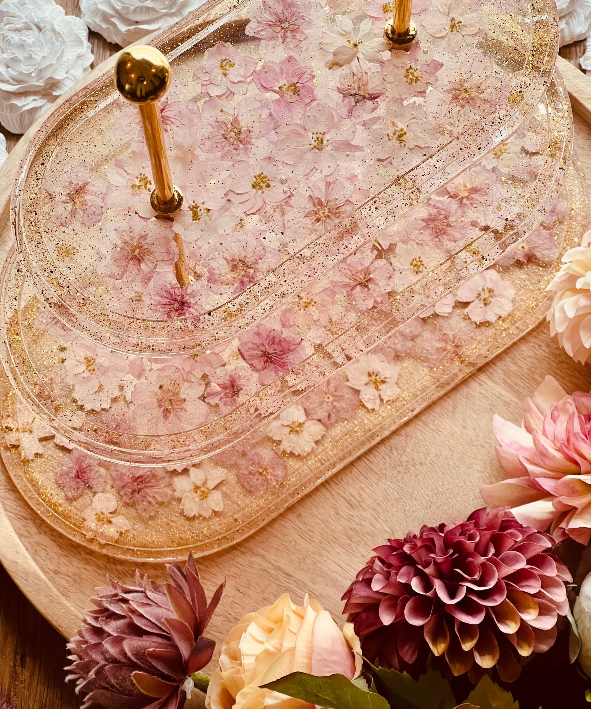 Exklusive 3-stöckige ovale Etagere aus Resin mit rosa Blüten und Goldstaub, handgefertigt – ideal für festliche Dekoration oder als Geschenk.Epoxidharz Etagere Kuchenstaender getrocknete rosa Blueten mit Gold.