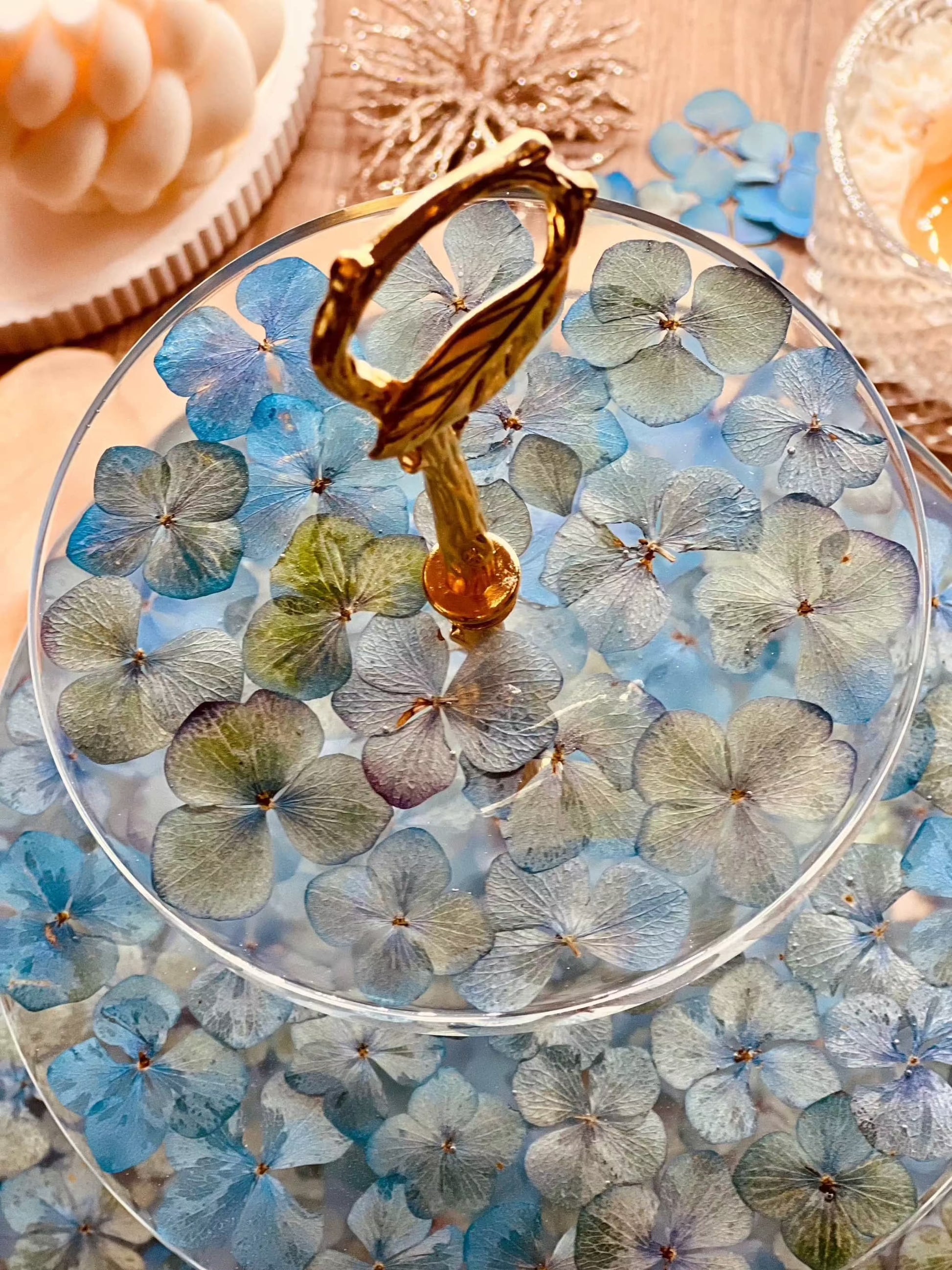 Handgefertigte große Resin Etagere in XXL mit blauen Hortensien. Einzigartiges Design für elegante Tischdeko und unvergessliche Anlässe.Epoxidharz Etagere Kuchenstaender gross mit blauen Hortensien und Blattgold