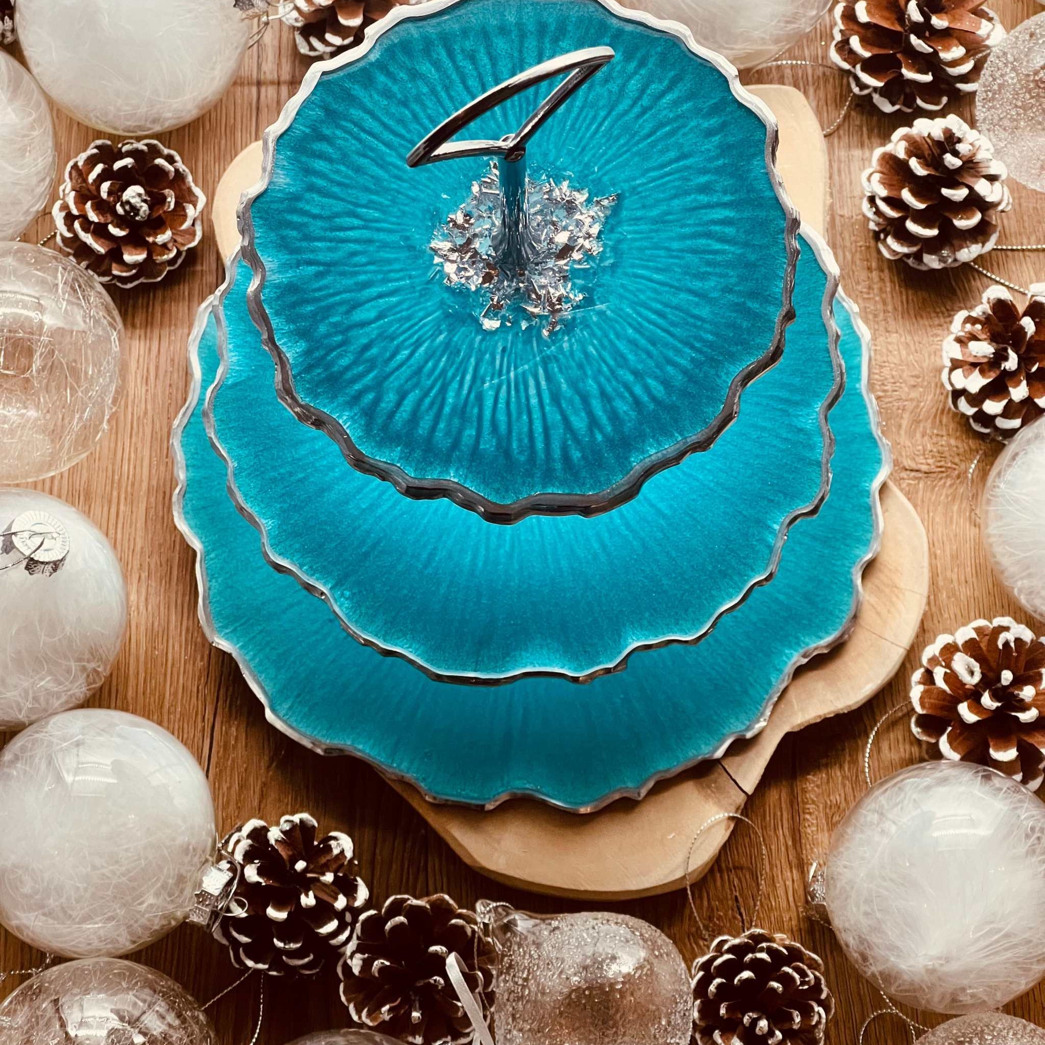 Handgefertigte Resin Etagere in Türkis mit Blattsilber, 3-stöckig, perfekt als stilvolle Servierplatte, elegante Tischdekoration oder Geschenkidee.Epoxidharz Etagere Kuchenstaender in Tuerkis mit Blattsilber
