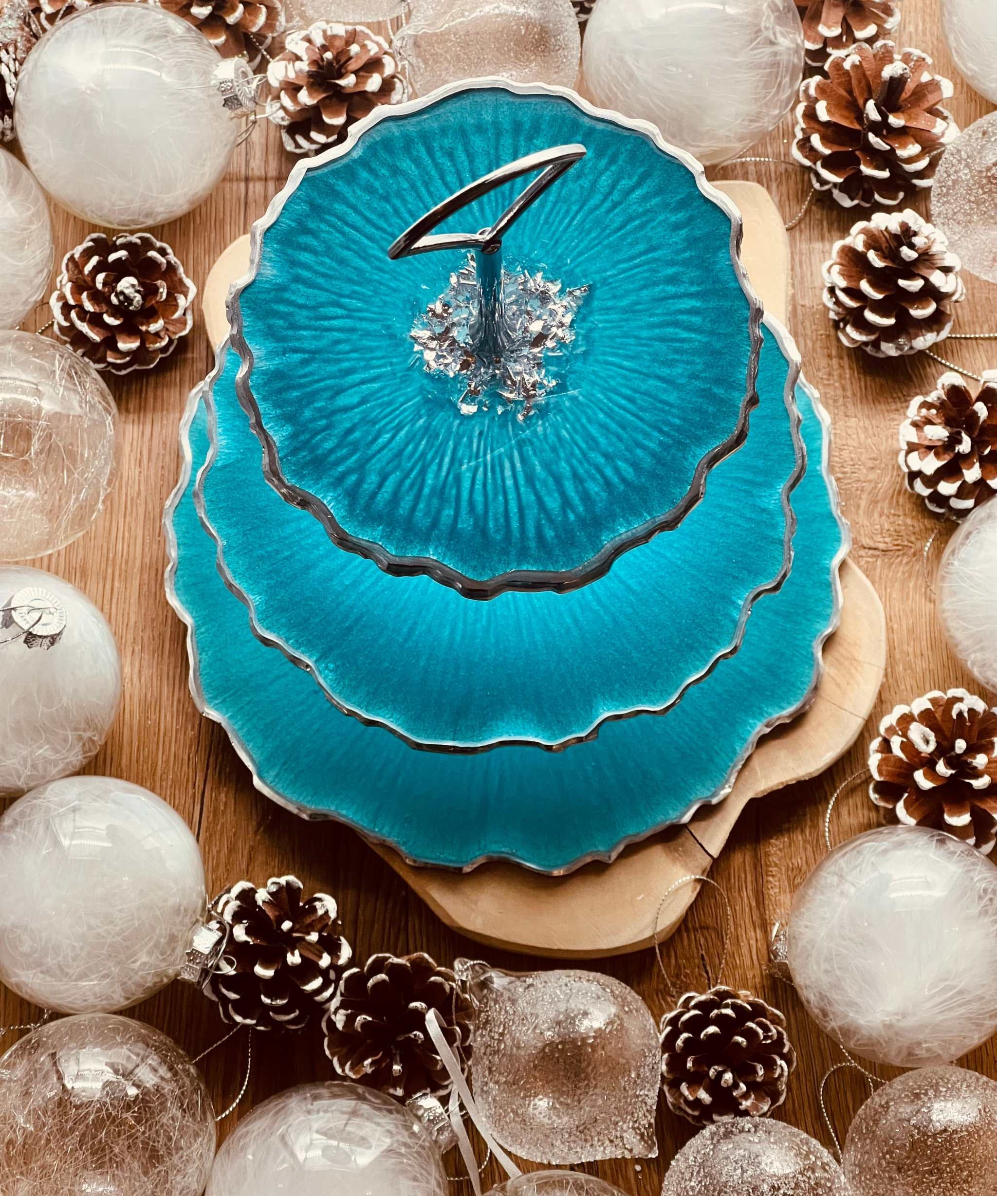Handgefertigte Resin Etagere in Türkis mit Blattsilber, 3-stöckig, perfekt als stilvolle Servierplatte, elegante Tischdekoration oder Geschenkidee.Epoxidharz Etagere Kuchenstaender in Tuerkis mit Blattsilber