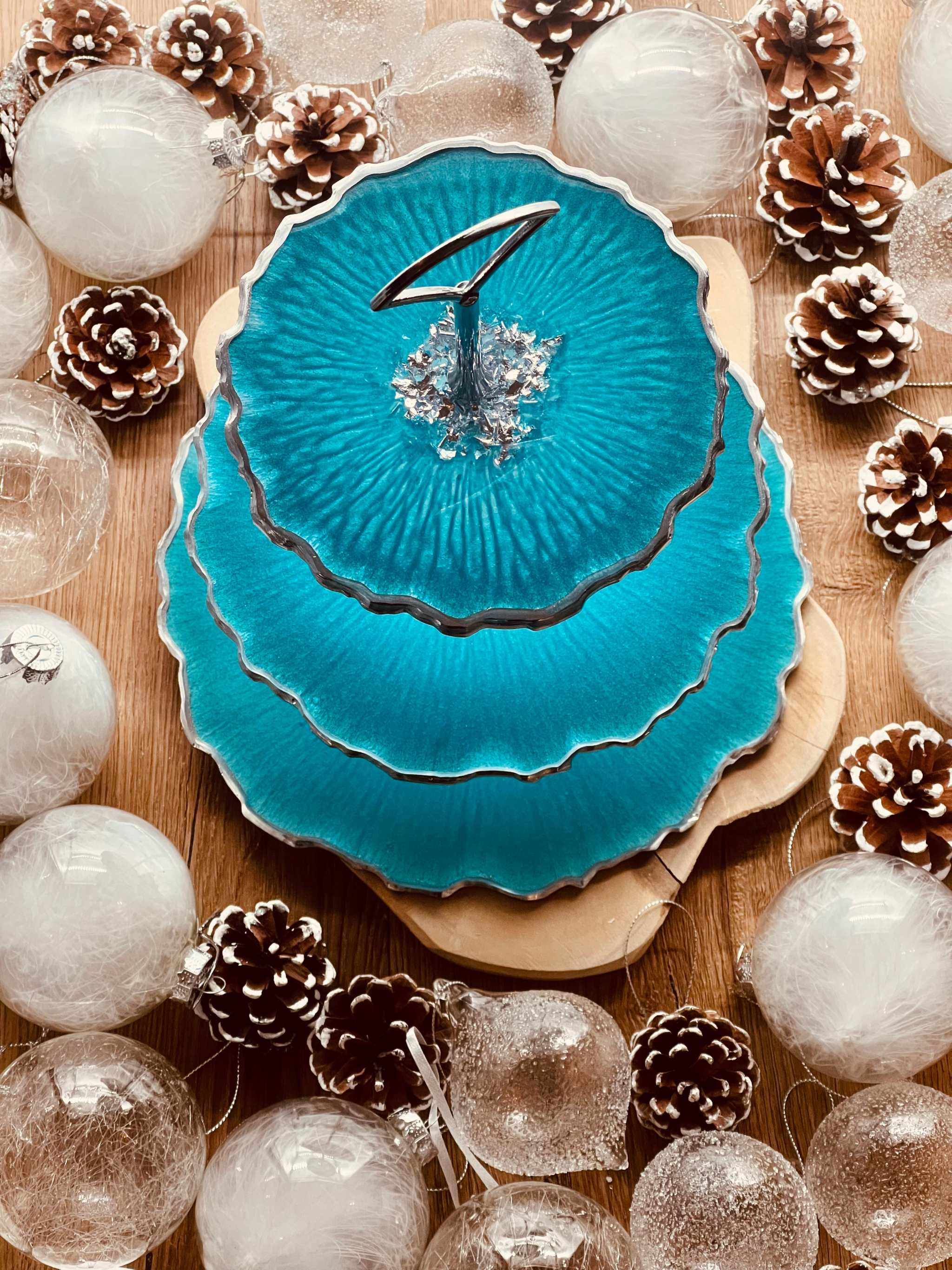 Handgefertigte Resin Etagere in Türkis mit Blattsilber, 3-stöckig, perfekt als stilvolle Servierplatte, elegante Tischdekoration oder Geschenkidee.Epoxidharz Etagere Kuchenstaender in Tuerkis mit Blattsilber