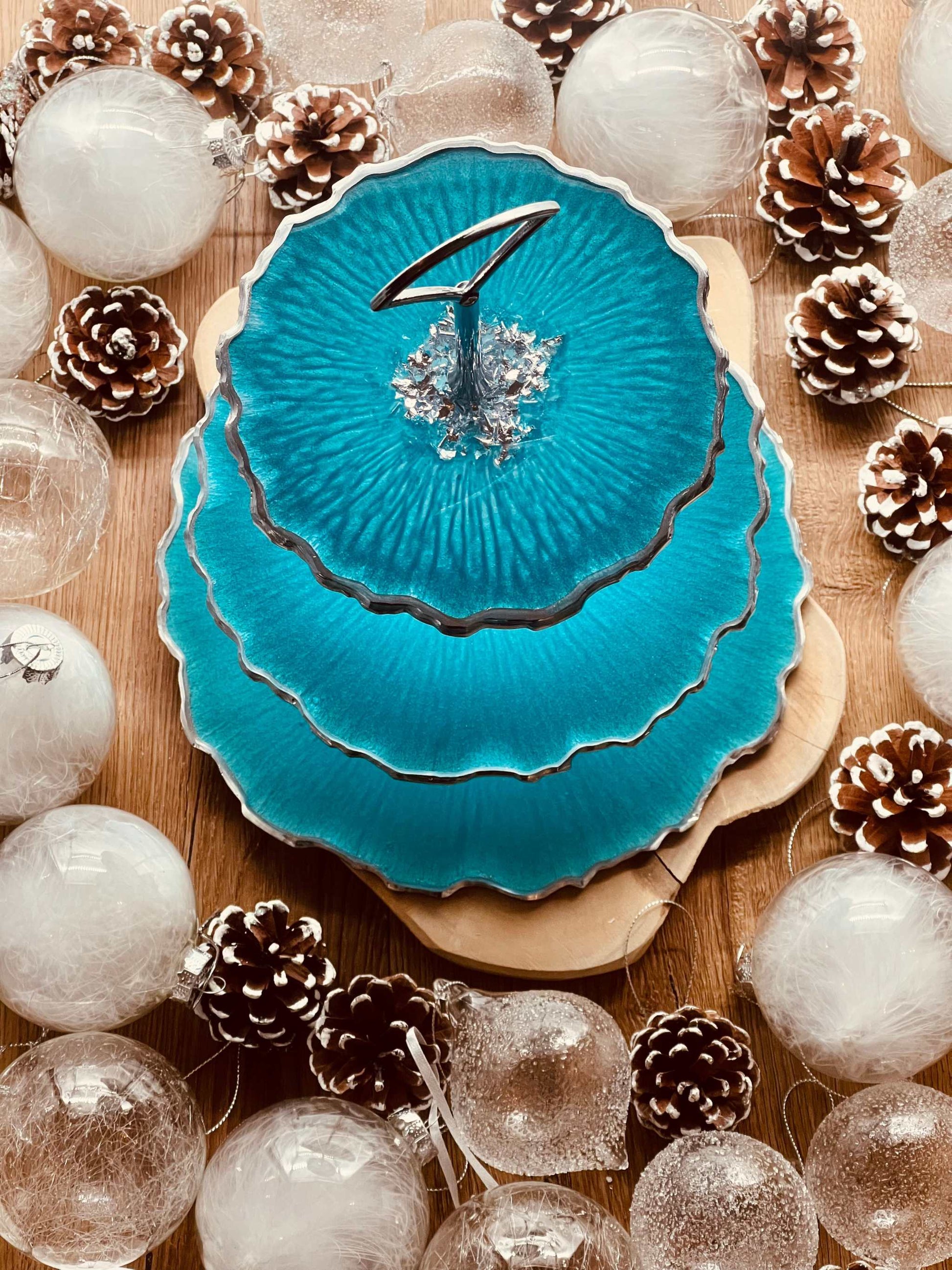 Handgefertigte Resin Etagere in Türkis mit Blattsilber, 3-stöckig, perfekt als stilvolle Servierplatte, elegante Tischdekoration oder Geschenkidee.Epoxidharz Etagere Kuchenstaender in Tuerkis mit Blattsilber