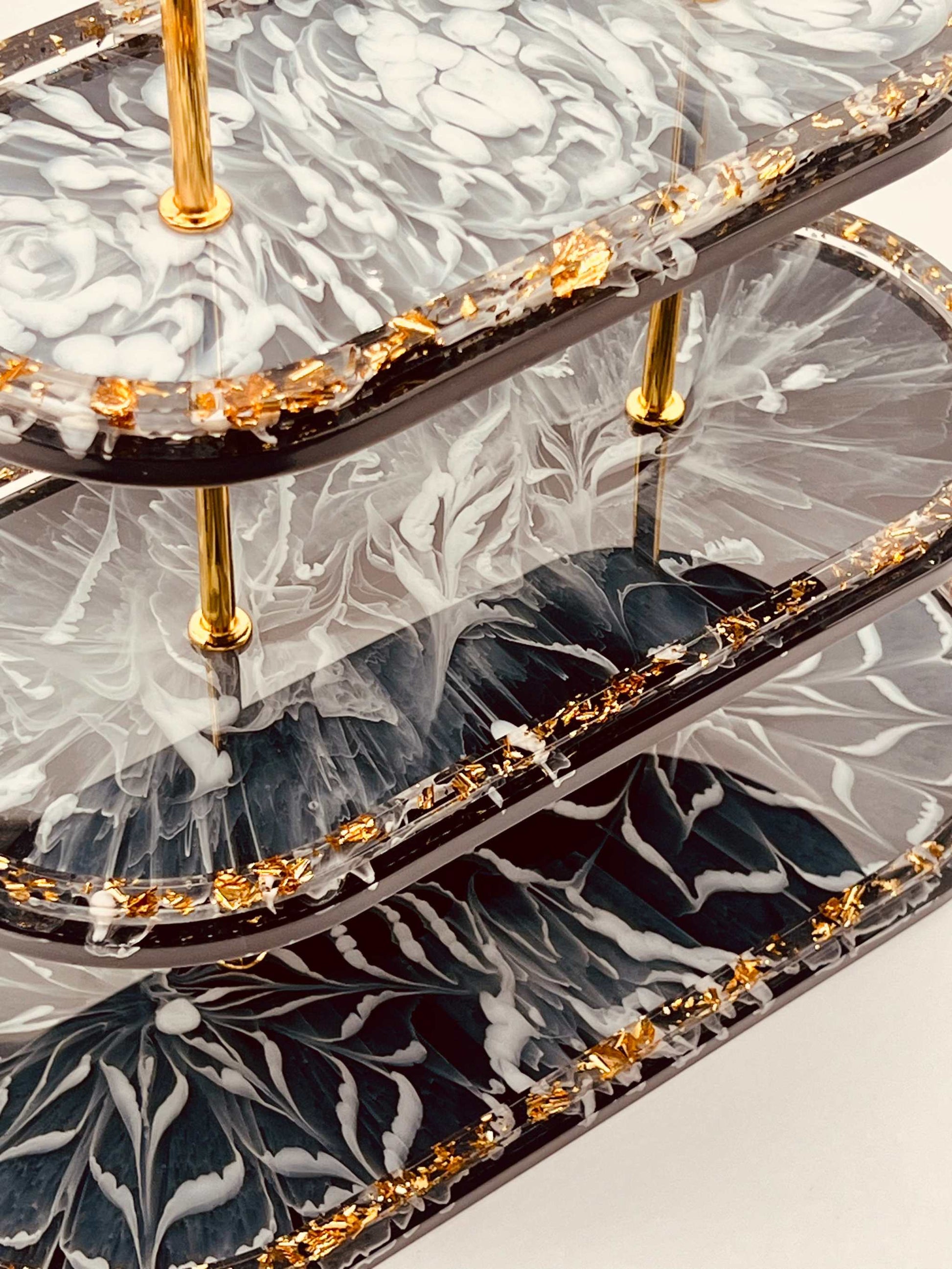 Resin Etagere in ovaler Form, Schwarz Weiß Gold, handgemacht, 3-stöckig – ein eleganter Blickfang und perfekte Geschenkidee.Epoxidharz Etagere Kuchenstaender kunstvoll Schwarz Weiss Goldoptik
