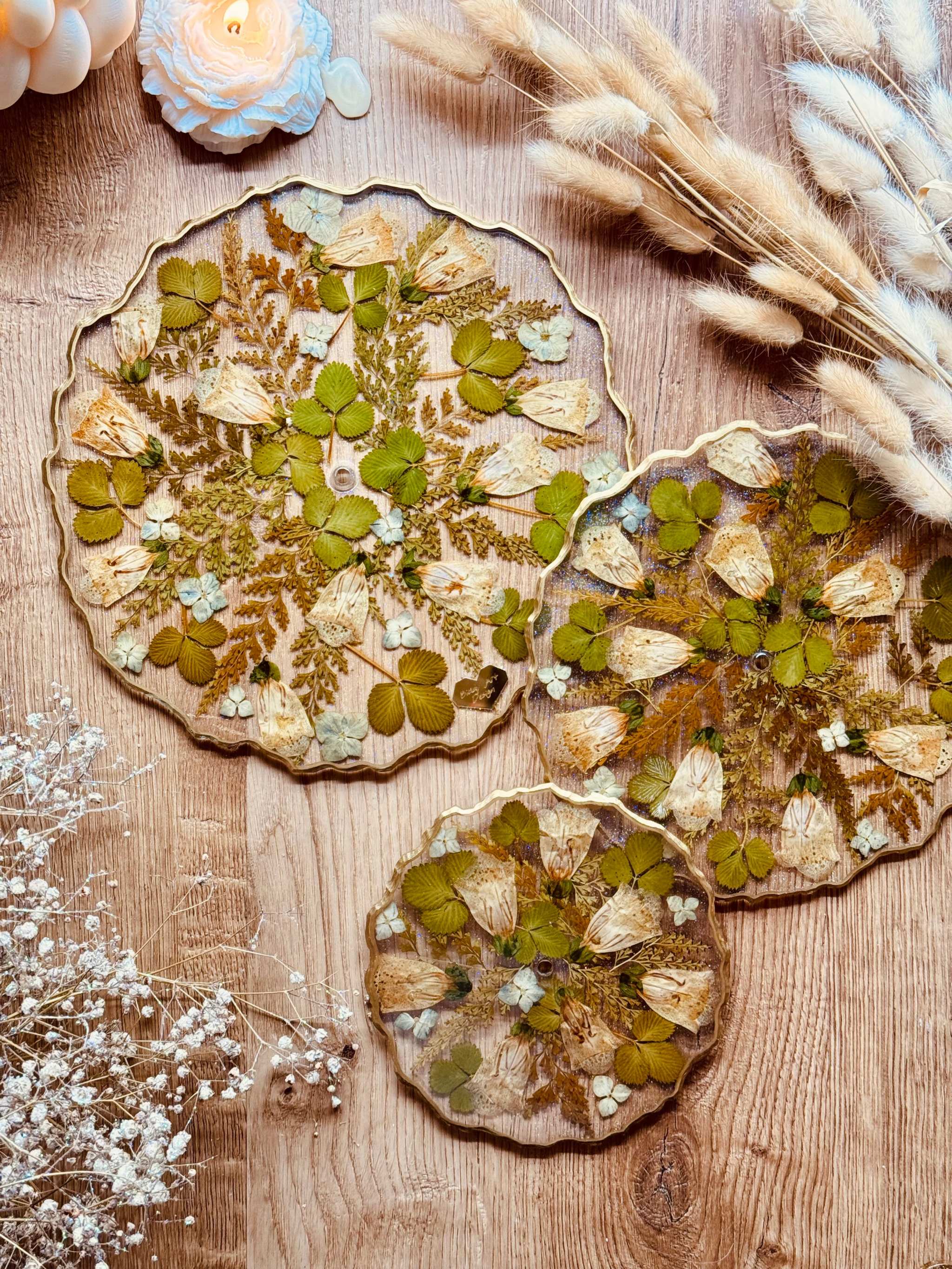 Kuchenständer im Vintage-Look: Epoxidharz Etagere mit goldveredeltem Fingerhut und Erdbeerblättern – liebevoll handgefertigt