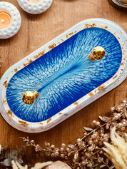 Blau-weiße Resin Etagere in ovaler Form mit Blattgold, 3-stöckig und elegant, perfekt für luxuriöse Tischdeko und als Geschenkidee.  Epoxidharz Etagere Kuchenstaender maritimes Design mit Weiss und Gold