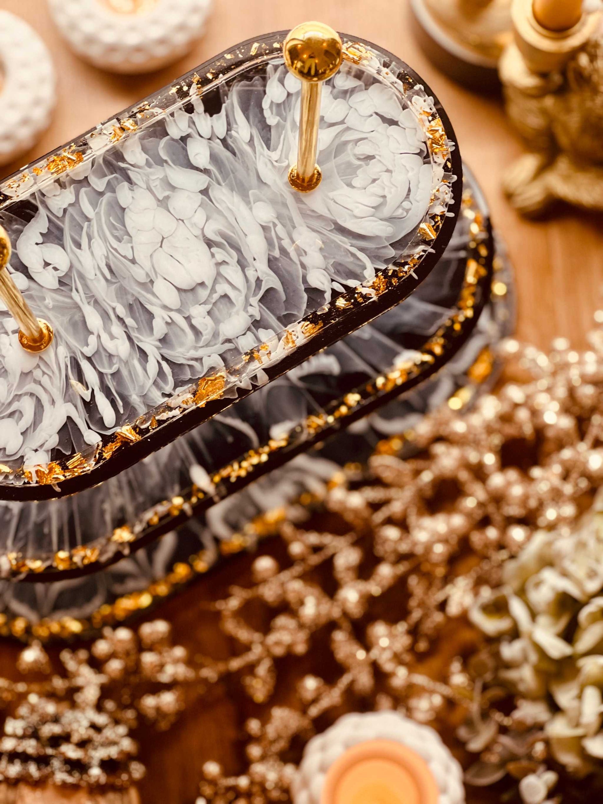 Moderne ovale Resin Etagere in Schwarz Weiß Gold, 3-stöckig – ein einzigartiges handgemachtes Unikat für Dekoration oder als Geschenk. Epoxidharz Etagere Kuchenstaender marmoriert Schwarz Weiss mit Gold
Luxuriöse Resin Etagere, oval, Schwarz Weiß Gold, 3-stöckig – zeitloses Design, perfekt als stilvolle Tischdeko und persönliche Geschenkidee.