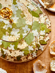 Stilvolle Tischdekoration: XXL große Etagere mit Natur Hortensien, Eukalyptus und goldenen Akzenten. Handgefertigt und ideal für Feste oder besondere Anlässe.Epoxidharz Etagere Kuchenstaender mit Eukalyptus Blueten und Goldakzent