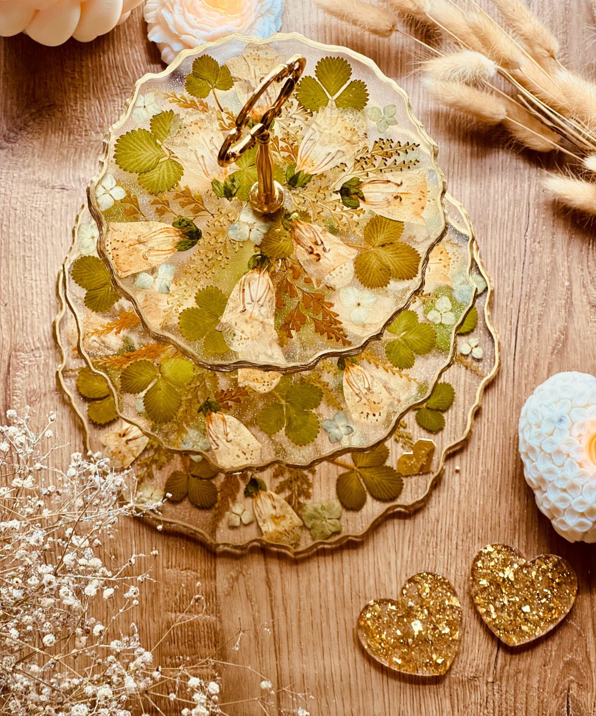 Natürlicher Kuchenständer aus Epoxidharz mit getrocknetem Fingerhut, goldenen Akzenten und Erdbeerblättern – eine einzigartige Etagere für elegante Tischdekorationen