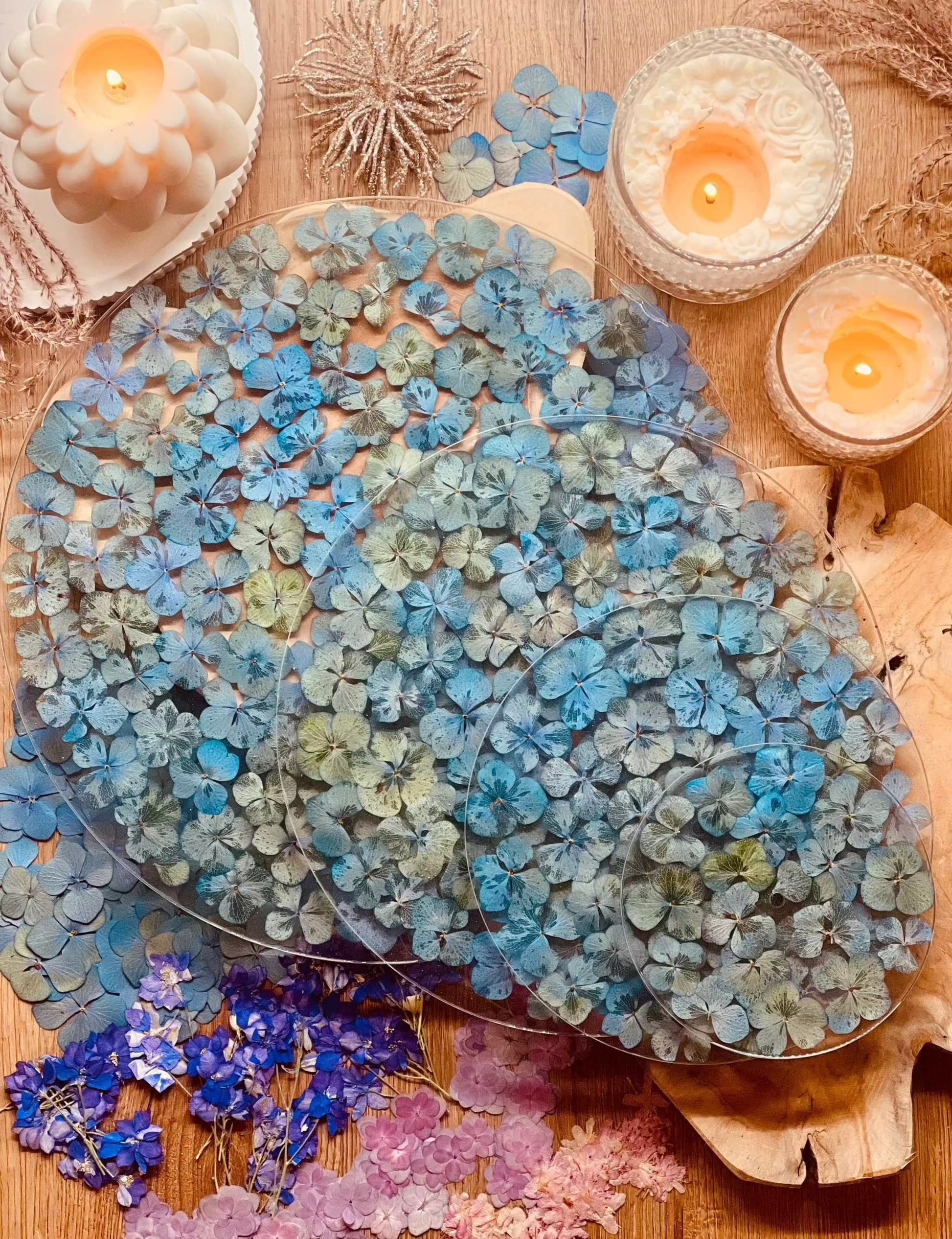 Große 4-stöckige Resin Etagere mit blauen Hortensien. Handgefertigtes Unikat für elegante Dekoration und stilvolle Akzente auf jedem Tisch.Epoxidharz Etagere Kuchenstaender mit Hortensien in Blau und Gold Details