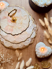 Kunstvoller Kuchenständer mit rosa Rosenblättern und glänzendem Gold – elegante Etagere aus Epoxidharz für stilvolle Dekorationen