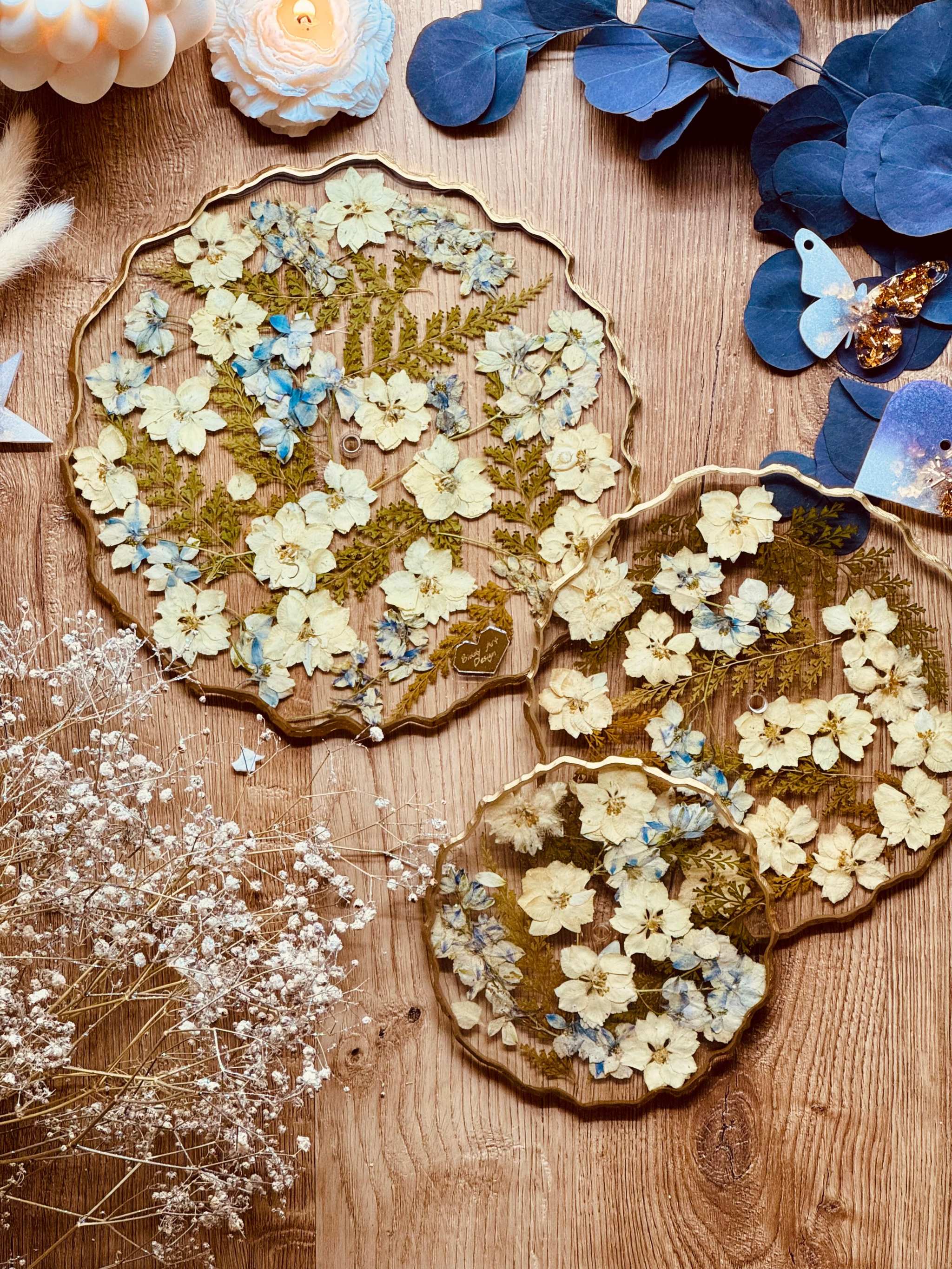 Epoxidharz Etagere Kuchenstaender mit floralen Pastelltoenen und Blattgold.Romantische Epoxidharz Etagere mit zarten Trockenblumen, Farn und Goldveredelung – ein bezaubernder Kuchenständer