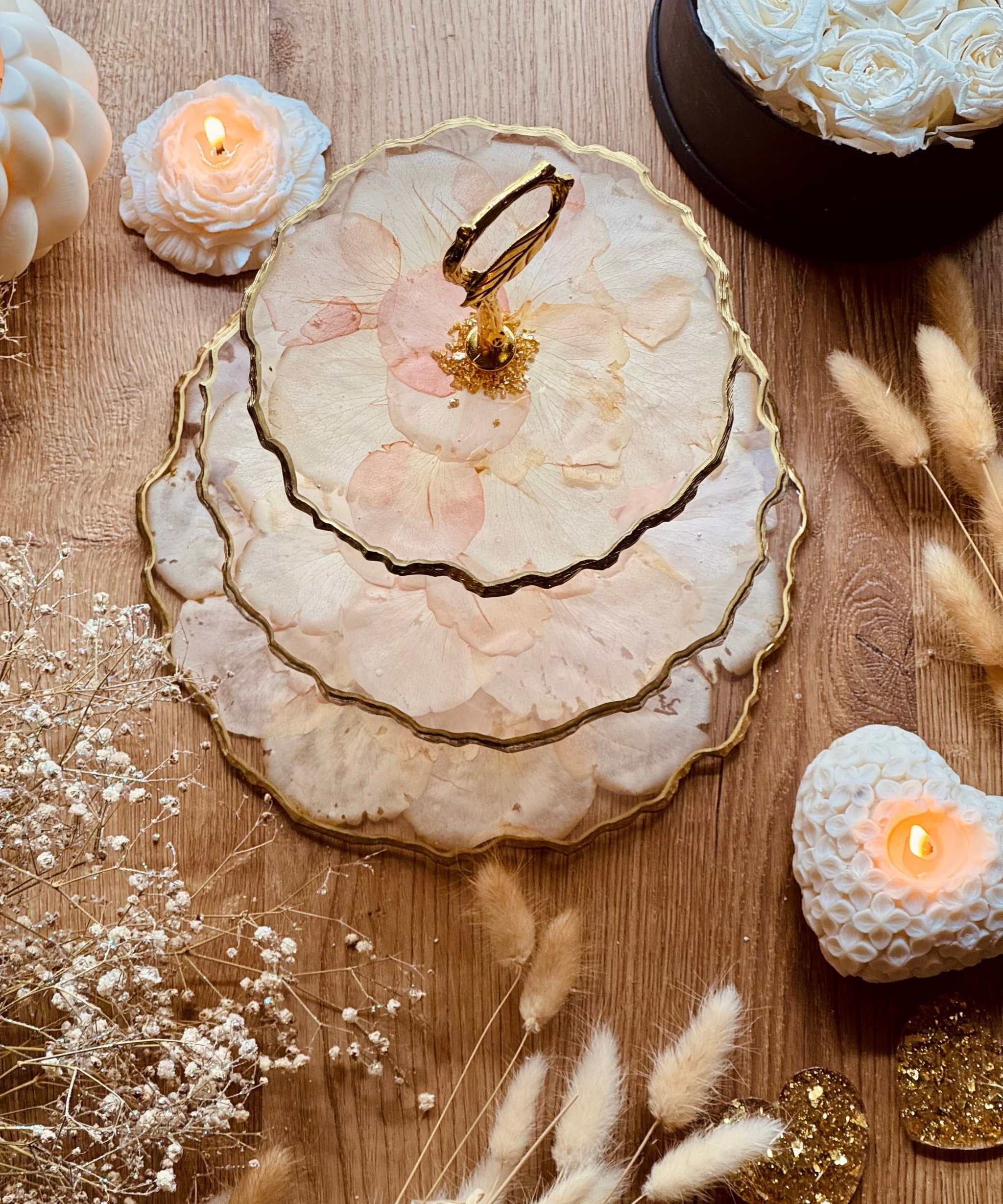 Romantische Epoxidharz Etagere mit echten Rosenblättern in Rosa und goldenen Details – ideal als stilvoller Kuchenständer und Dekoration