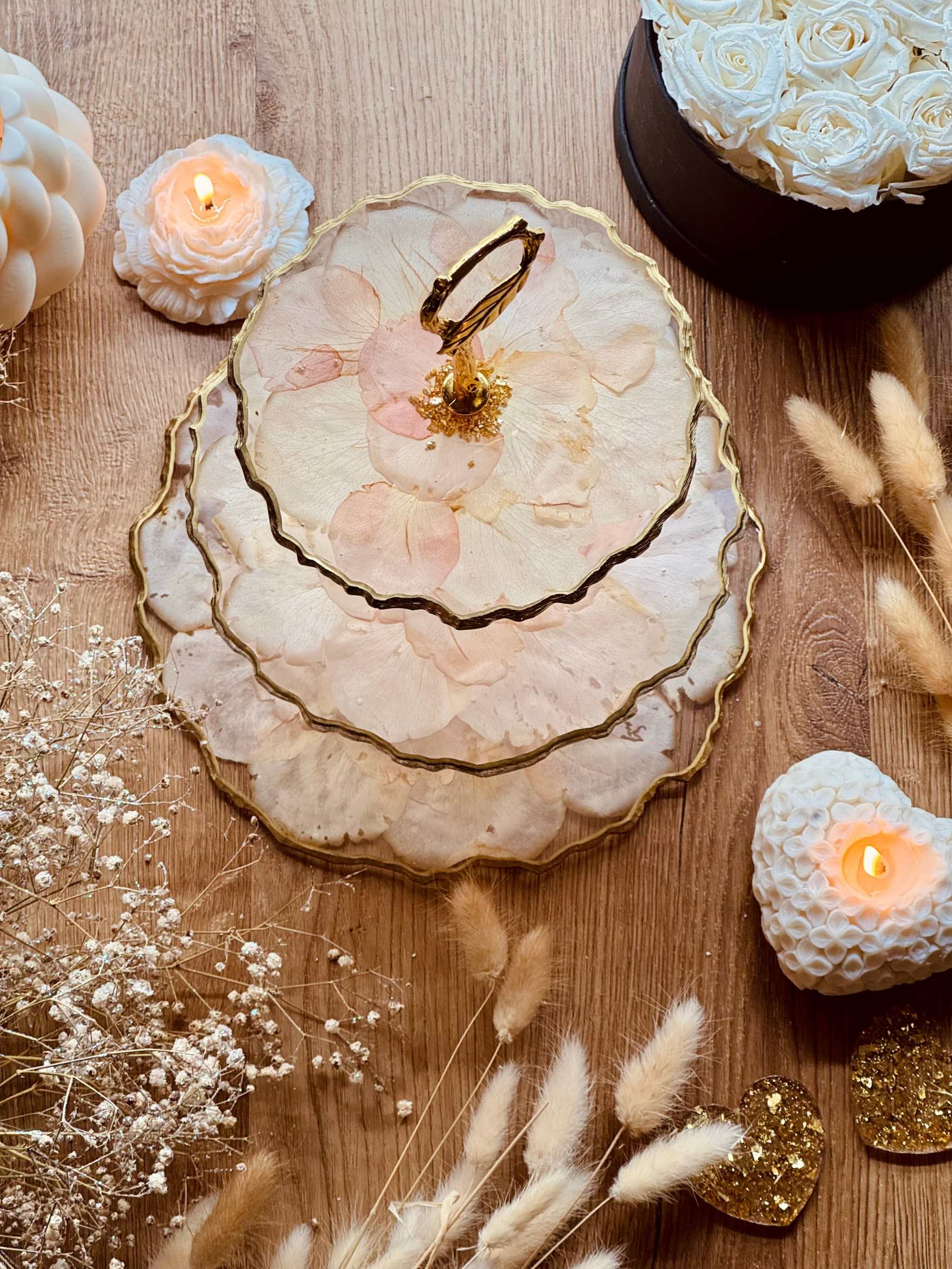 Romantische Epoxidharz Etagere mit echten Rosenblättern in Rosa und goldenen Details – ideal als stilvoller Kuchenständer und Dekoration