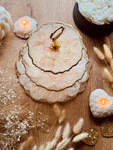 Epoxidharz Etagere mit getrockneten rosa Rosen und Gold