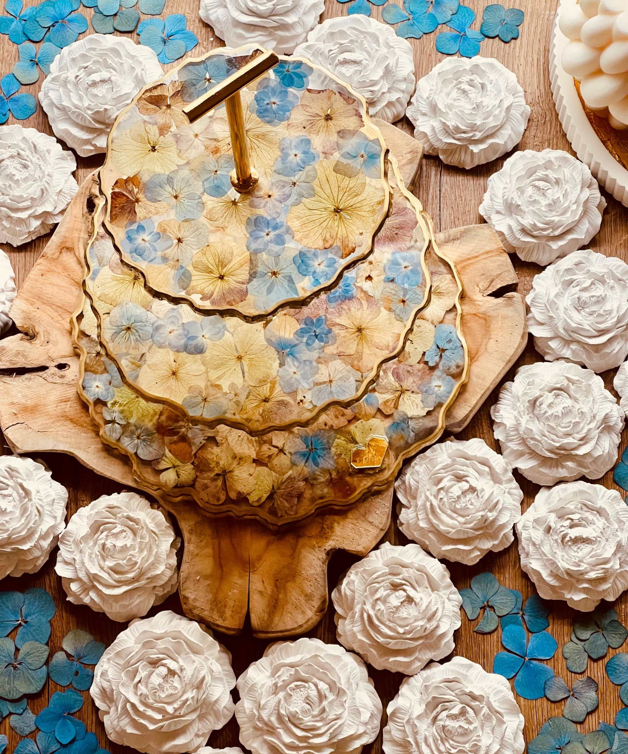 Edle Resin Etagere mit natürlichen Hortensien und blauen Details, ergänzt durch goldene Akzente. Perfekte handgemachte Tischdeko für besondere Anlässe.  Epoxidharz Etagere Kuchenstaender mit verspielten Hortensien und Gold