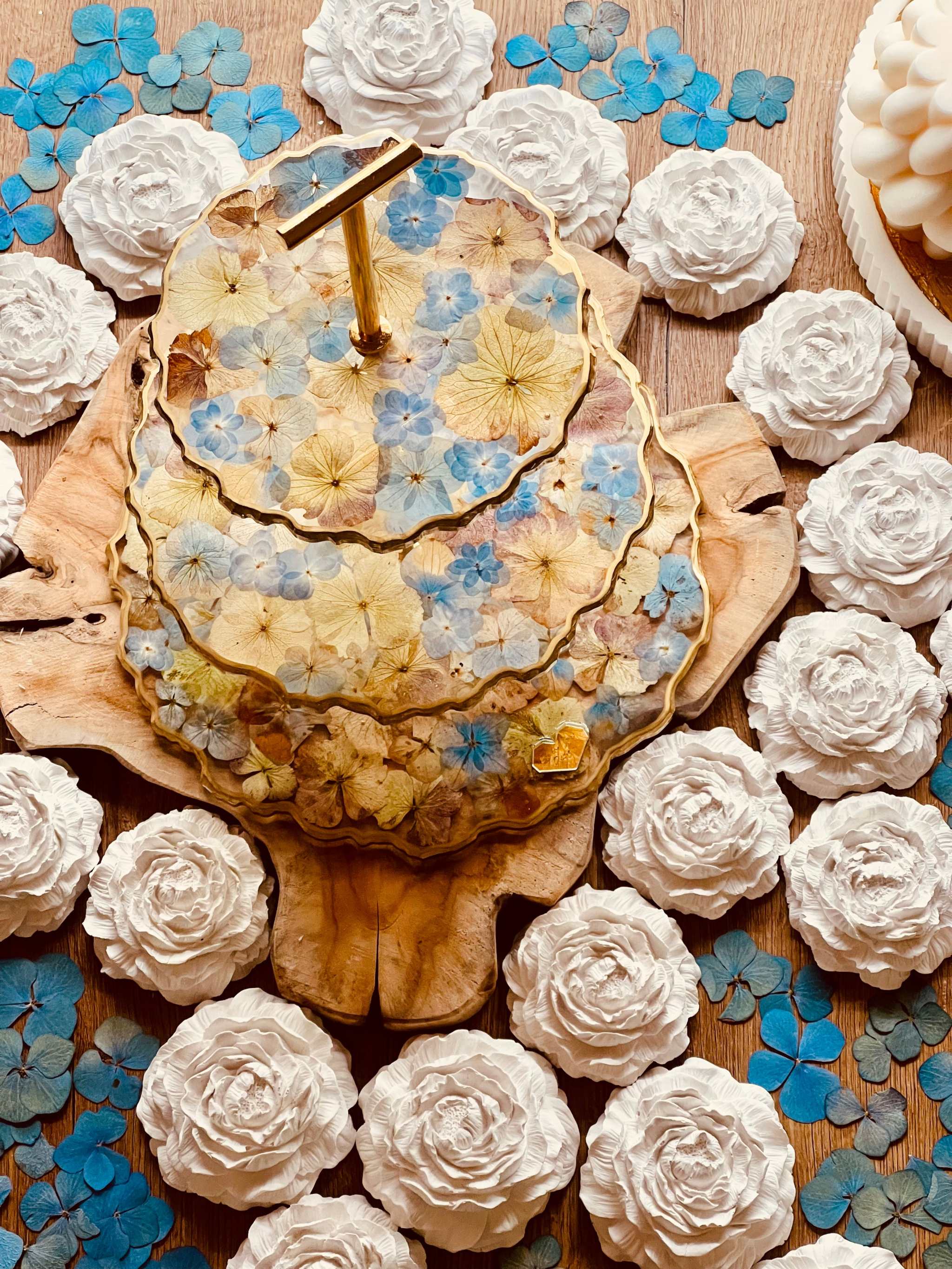 Edle Resin Etagere mit natürlichen Hortensien und blauen Details, ergänzt durch goldene Akzente. Perfekte handgemachte Tischdeko für besondere Anlässe.  Epoxidharz Etagere Kuchenstaender mit verspielten Hortensien und Gold