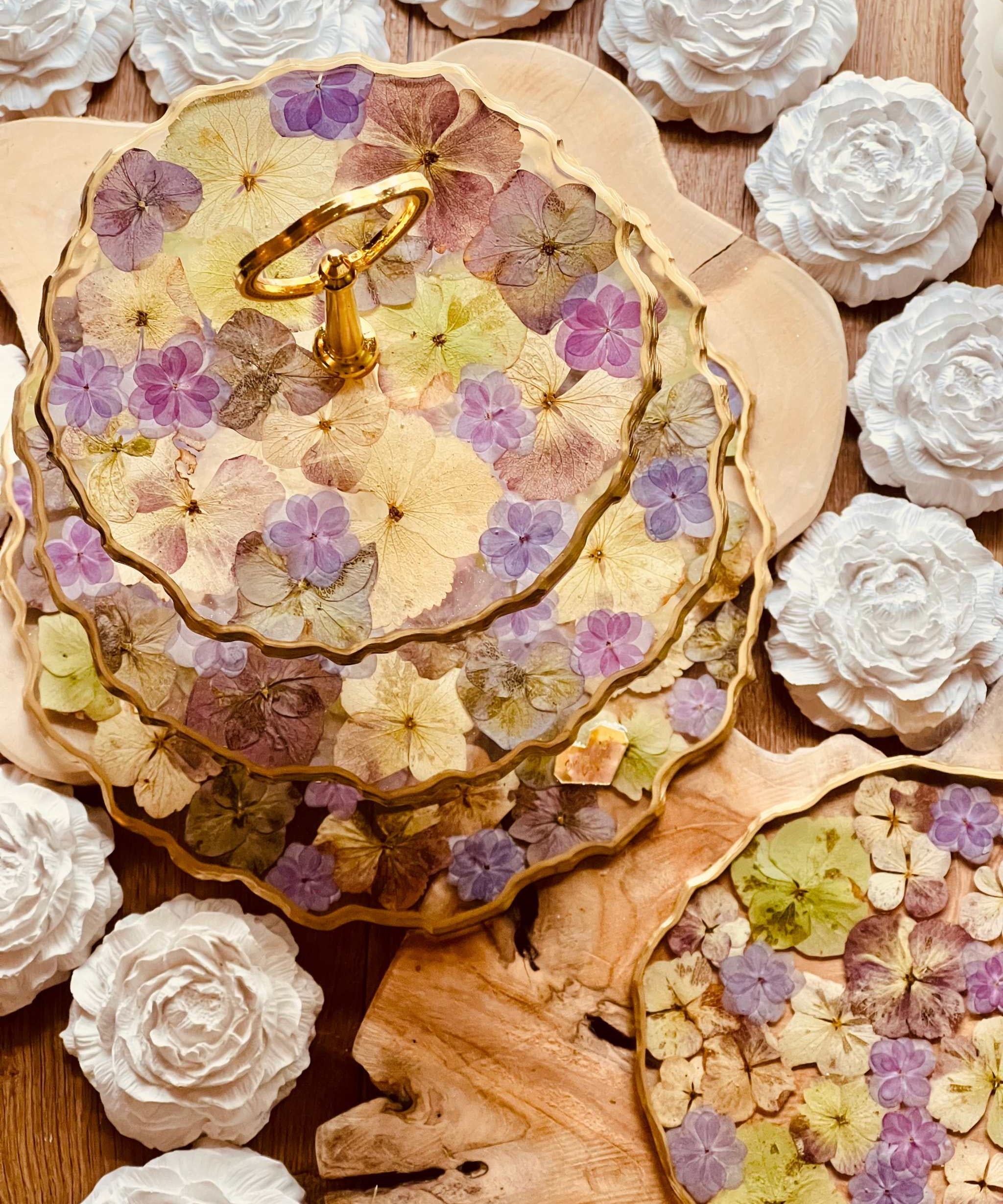 Handgefertigte Resin Etagere mit naturfarbenen und violetten Hortensien, ergänzt durch goldene Details. Perfekt für festliche Dekorationen.
