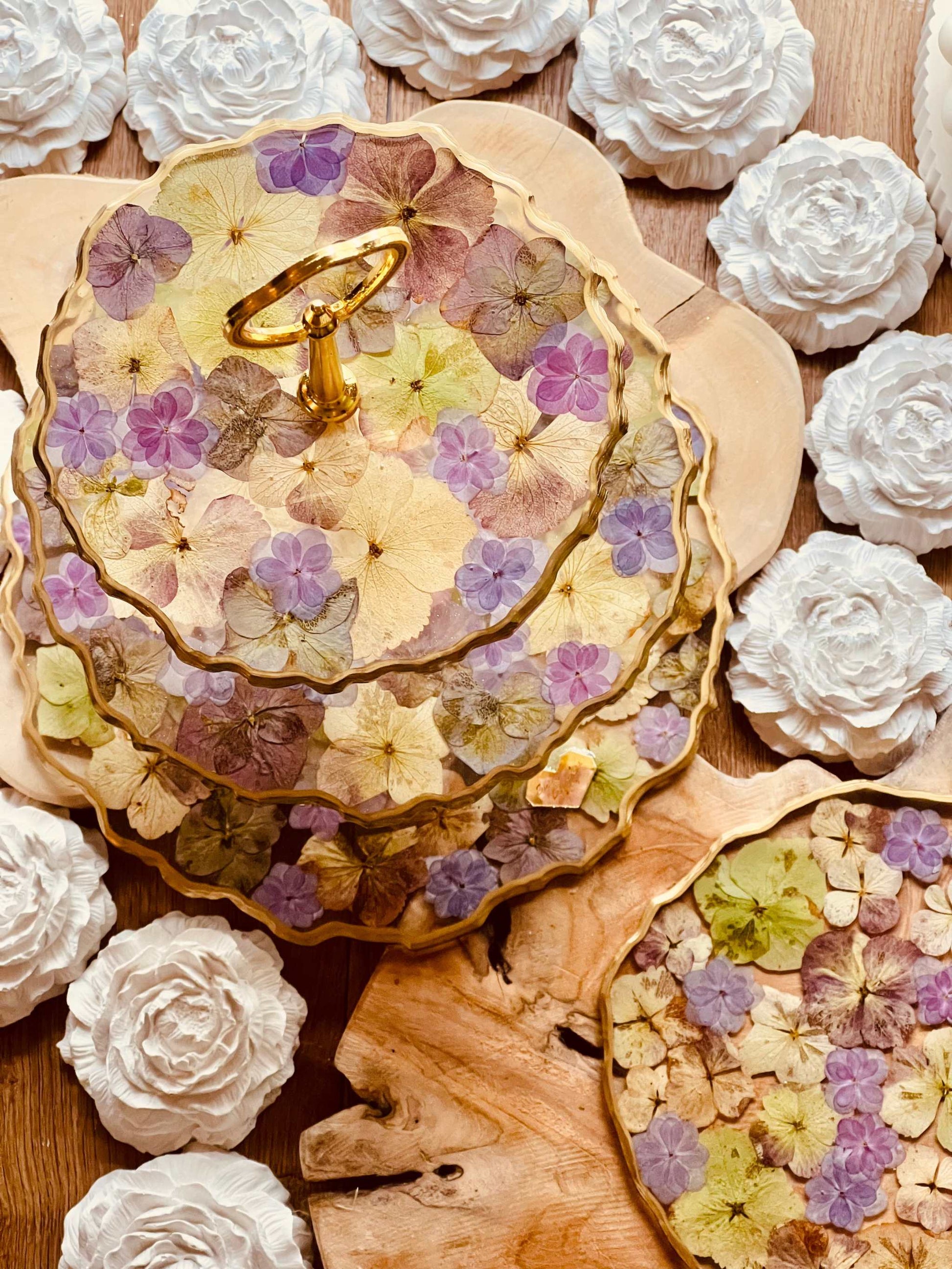 Handgefertigte Resin Etagere mit naturfarbenen und violetten Hortensien, ergänzt durch goldene Details. Perfekt für festliche Dekorationen.