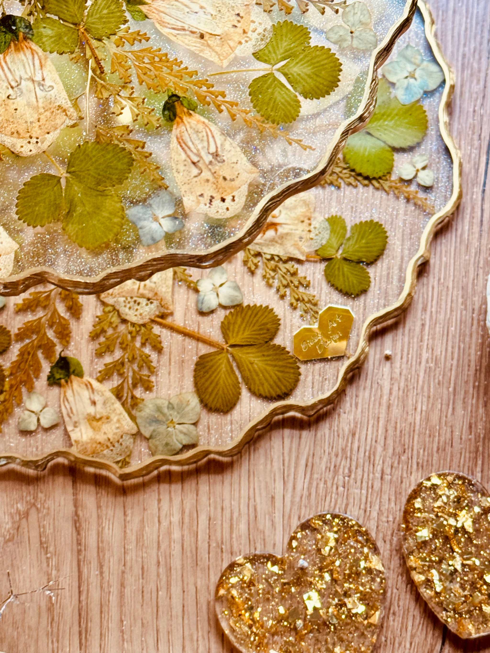 Romantische Etagere aus Epoxidharz mit echten Fingerhutblüten, Blattgold und Erdbeerblättern – ideal als hochwertiger Kuchenständer für besondere Anlässe