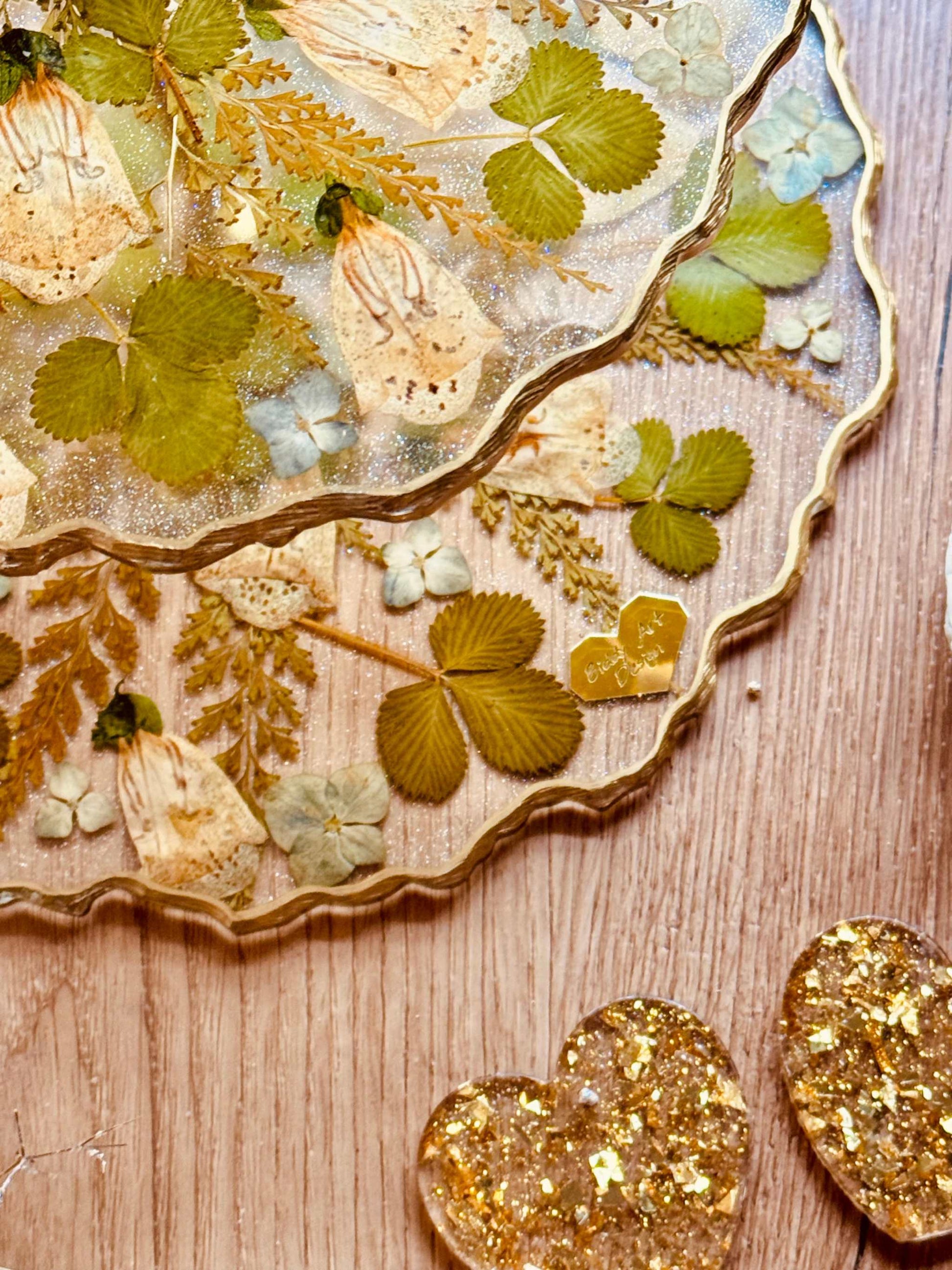Romantische Etagere aus Epoxidharz mit echten Fingerhutblüten, Blattgold und Erdbeerblättern – ideal als hochwertiger Kuchenständer für besondere Anlässe