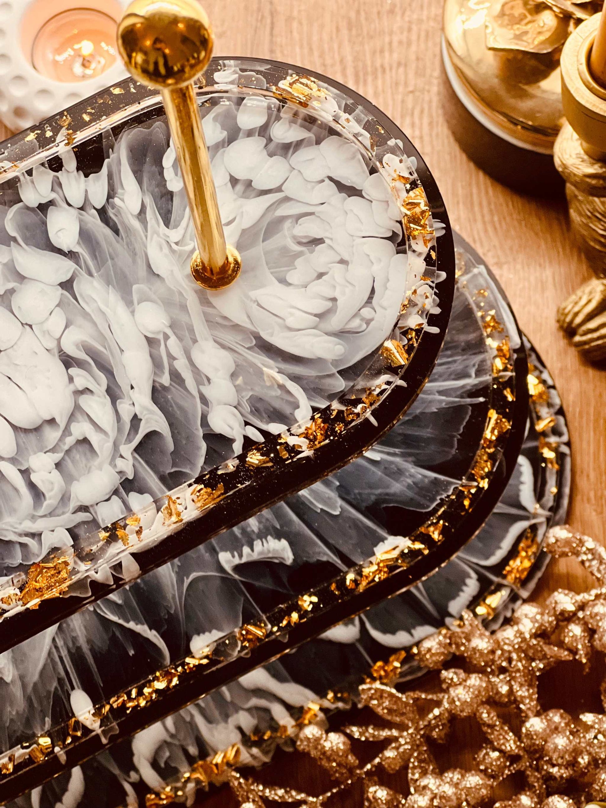 Moderne ovale Resin Etagere in Schwarz Weiß Gold, 3-stöckig – ein einzigartiges handgemachtes Unikat für Dekoration oder als Geschenk. Epoxidharz Etagere Kuchenstaender oval elegant in Schwarz und Gold