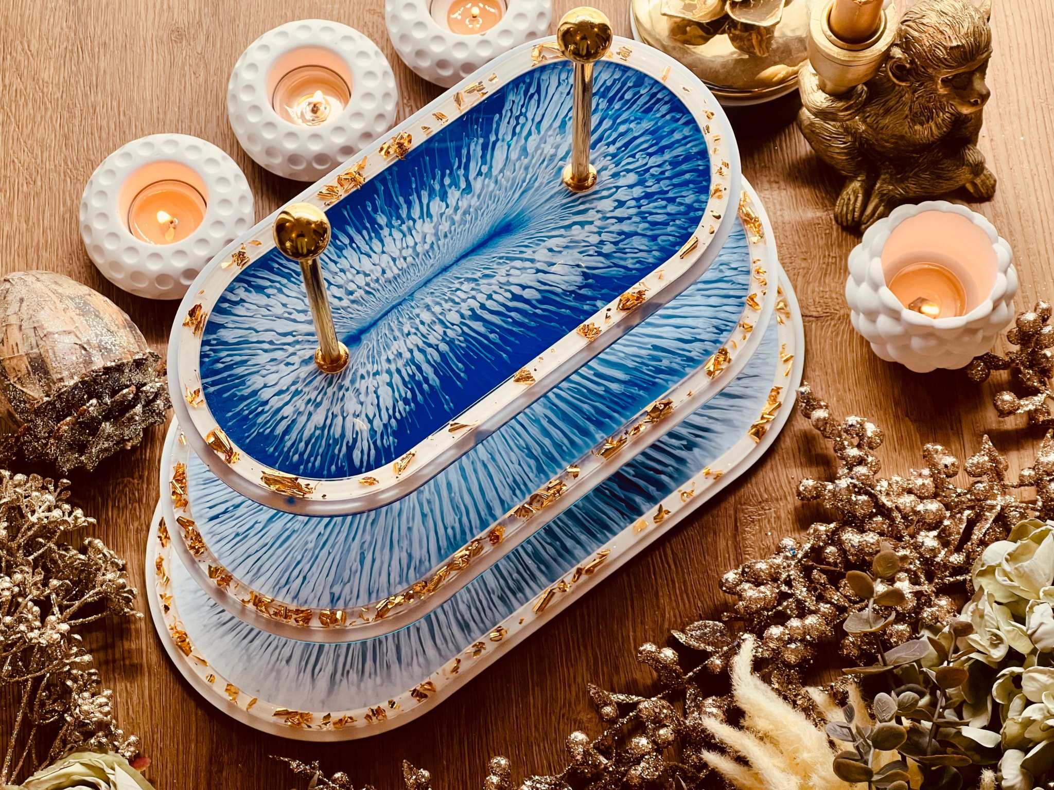 Handgefertigte ovale Resin Etagere in Blau und Weiß mit Blattgold, 3-stöckig, passend für elegante Tischdekoration oder als Geschenkidee.Epoxidharz Etagere Kuchenstaender oval in Blau Weiss mit Blattgold