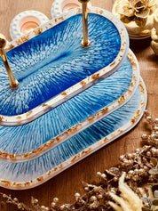 Handgefertigte Resin Etagere mit Blau-Weiß-Muster und Blattgold, 3-stöckig, ideal für besondere Anlässe und dekorative Serviermöglichkeiten.Epoxidharz Etagere Kuchenstaender oval kunstvoll in Blau und Gold