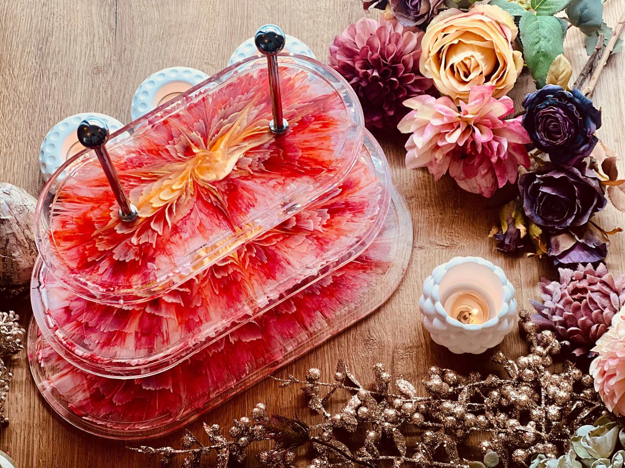 Handgefertigte ovale Resin Etagere in Rot transparent, 3-stöckig, perfekt als elegante Tischdeko oder stilvolle Geschenkidee für besondere Anlässe.Epoxidharz Etagere Kuchenstaender oval mit 3D Design in Rot Weiss Gelb