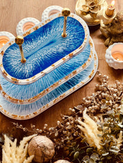 Blau-weiße ovale Resin Etagere mit Blattgold, 3-stöckig, ein luxuriöses Highlight für festliche Tischdeko und einzigartige Geschenkideen.Epoxidharz Etagere Kuchenstaender oval mit Blau Weiss Farbspiel