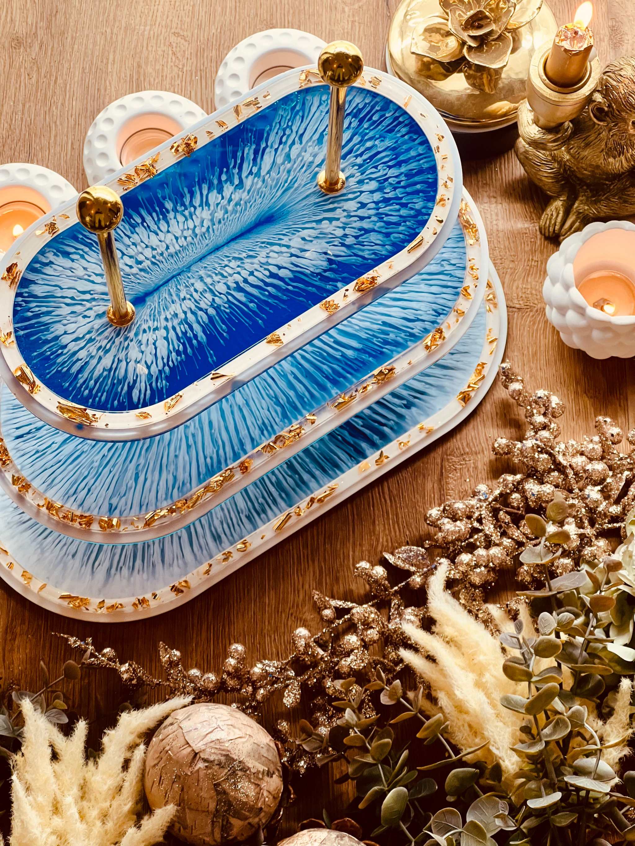 Blau-weiße ovale Resin Etagere mit Blattgold, 3-stöckig, ein luxuriöses Highlight für festliche Tischdeko und einzigartige Geschenkideen.Epoxidharz Etagere Kuchenstaender oval mit Blau Weiss Farbspiel