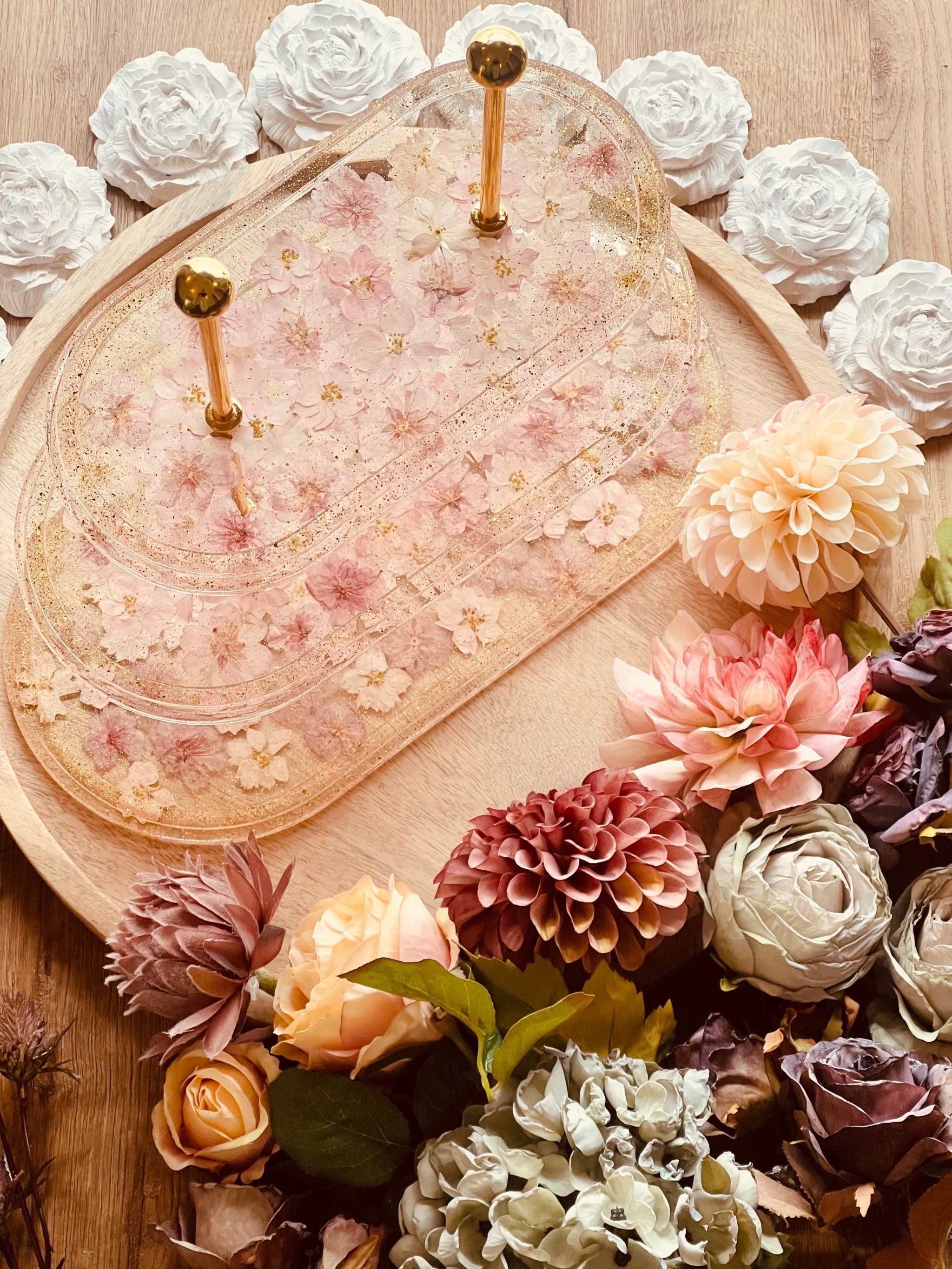 Handgefertigte ovale Resin Etagere mit zarten rosa Blüten und schimmerndem Goldstaub – edle Tischdekoration und Geschenkidee für besondere Anlässe.