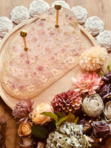 Ovale Etagere aus Epoxidharz mit getrockneten rosa Blumen mit Gold