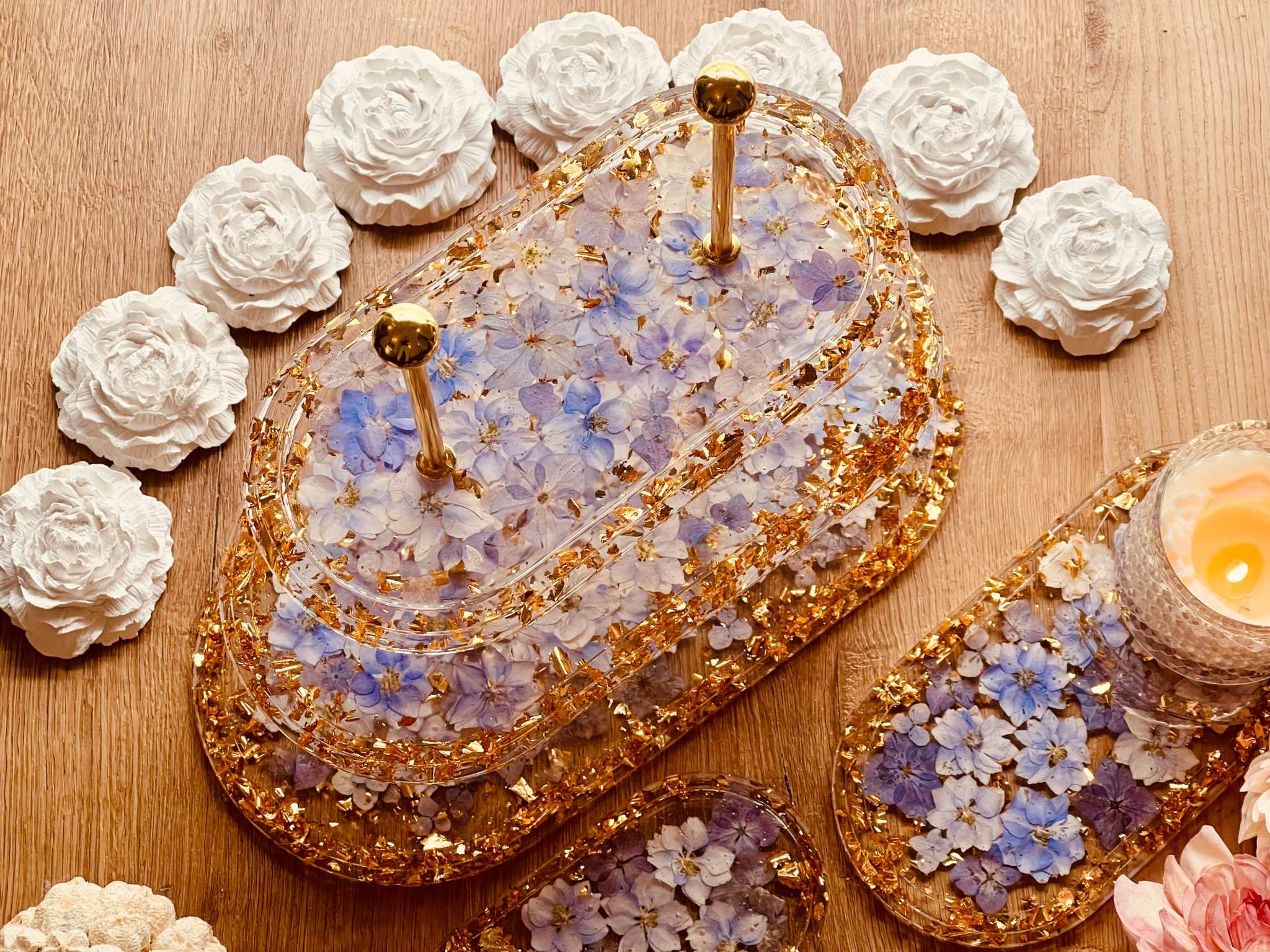 Handgefertigte ovale Resin Etagere mit zarten violetten Blüten und schimmerndem Blattgold – edle Tischdekoration und ideale Geschenkidee.Epoxidharz Etagere Kuchenstaender oval mit violetten Blumen und Gold