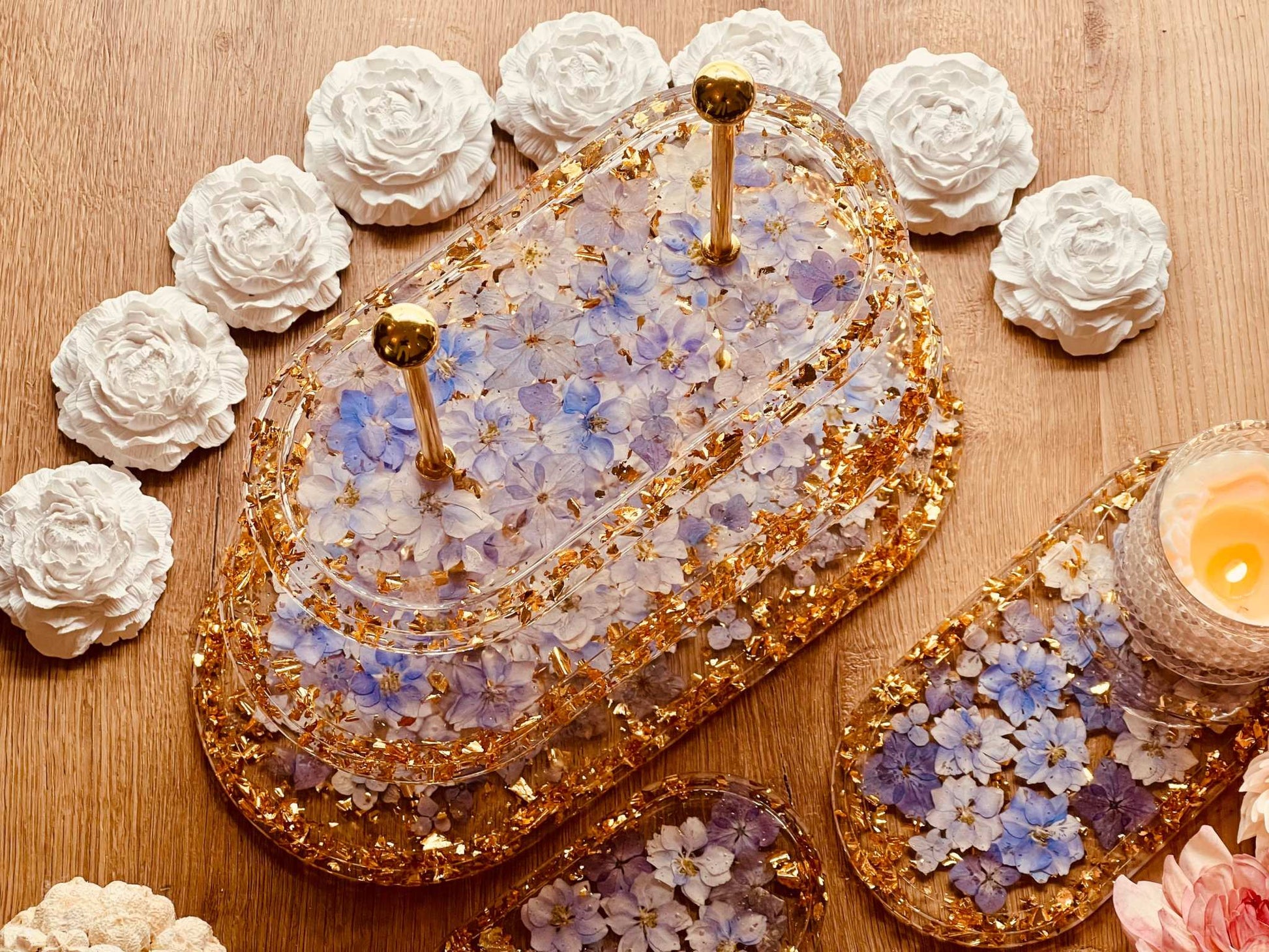 Handgefertigte ovale Resin Etagere mit zarten violetten Blüten und schimmerndem Blattgold – edle Tischdekoration und ideale Geschenkidee.Epoxidharz Etagere Kuchenstaender oval mit violetten Blumen und Gold