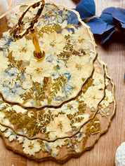 Blattgold trifft auf pastellige Blumen und Farn – eleganter Kuchenständer aus Epoxidharz mit liebevollen Naturdetails