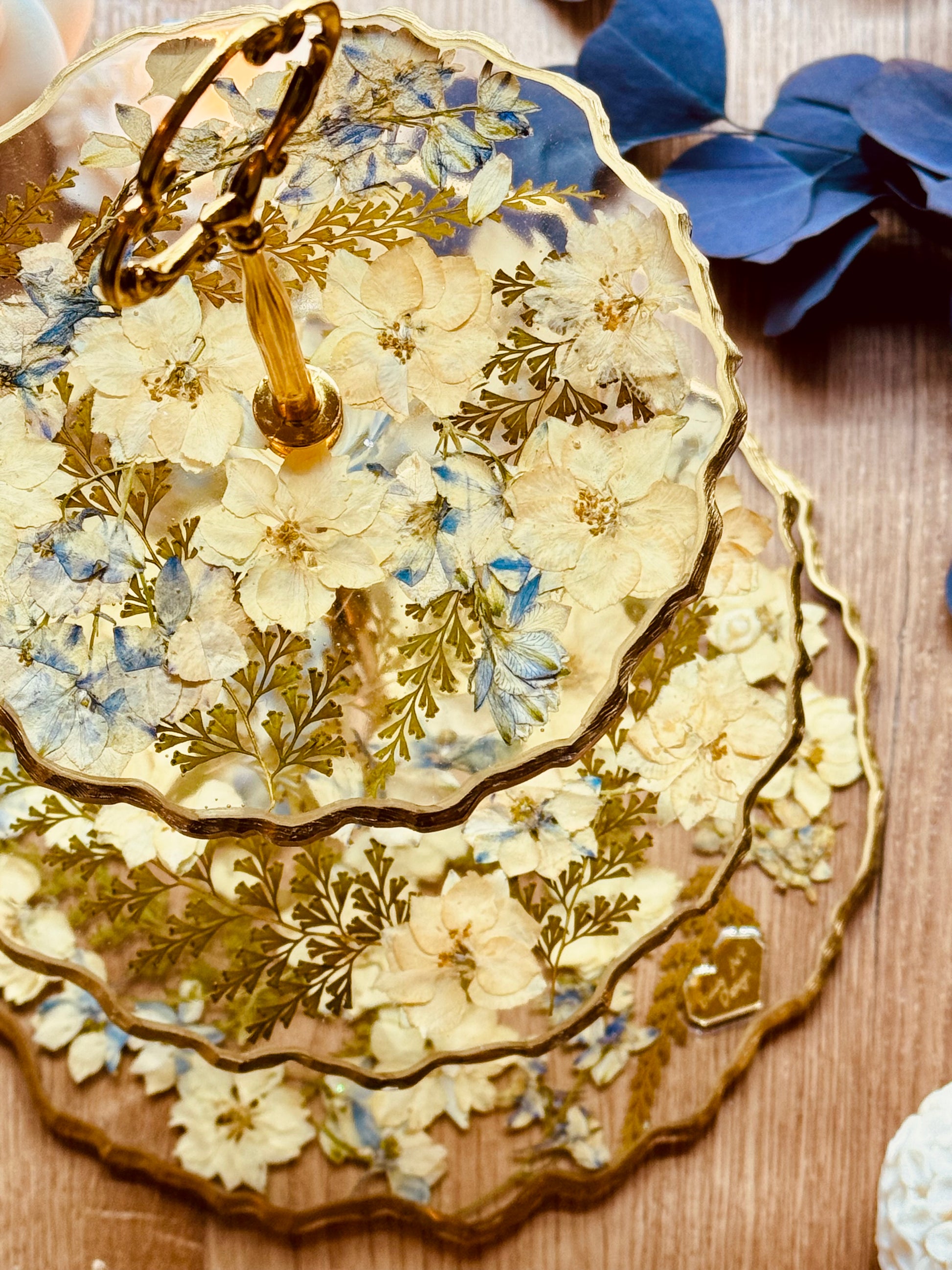 Blattgold trifft auf pastellige Blumen und Farn – eleganter Kuchenständer aus Epoxidharz mit liebevollen Naturdetails