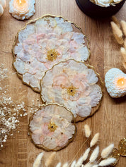 Epoxidharz Etagere mit eingearbeiteten Rosenblättern in zartem Rosa – mit Goldglanz als edler Kuchenständer