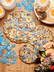 Hochwertige 3-stöckige Etagere aus Resin, verziert mit blauen und naturfarbenen Hortensien sowie goldenen Akzenten. Ein Unikat für besondere Momente.Epoxidharz Etagere Kuchenstaender romantischer Hortensienstil mit Gold