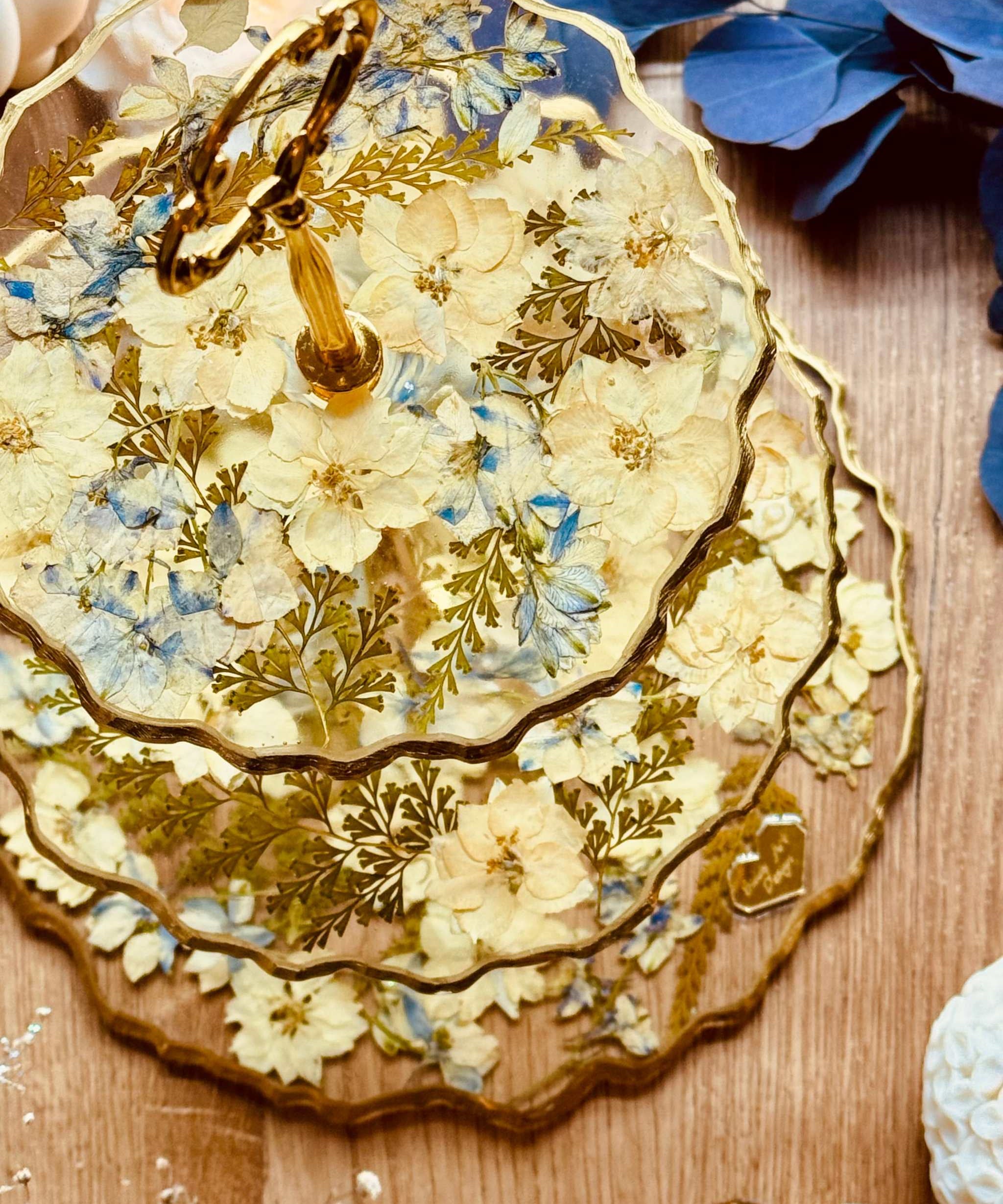 Epoxidharz Etagere Kuchenstaender romantisches Design mit Farn und Blattgold.Verspielte Etagere mit Farn, Blüten und Gold – handgefertigter Kuchenständer aus Epoxidharz mit zarten Pastelltönen