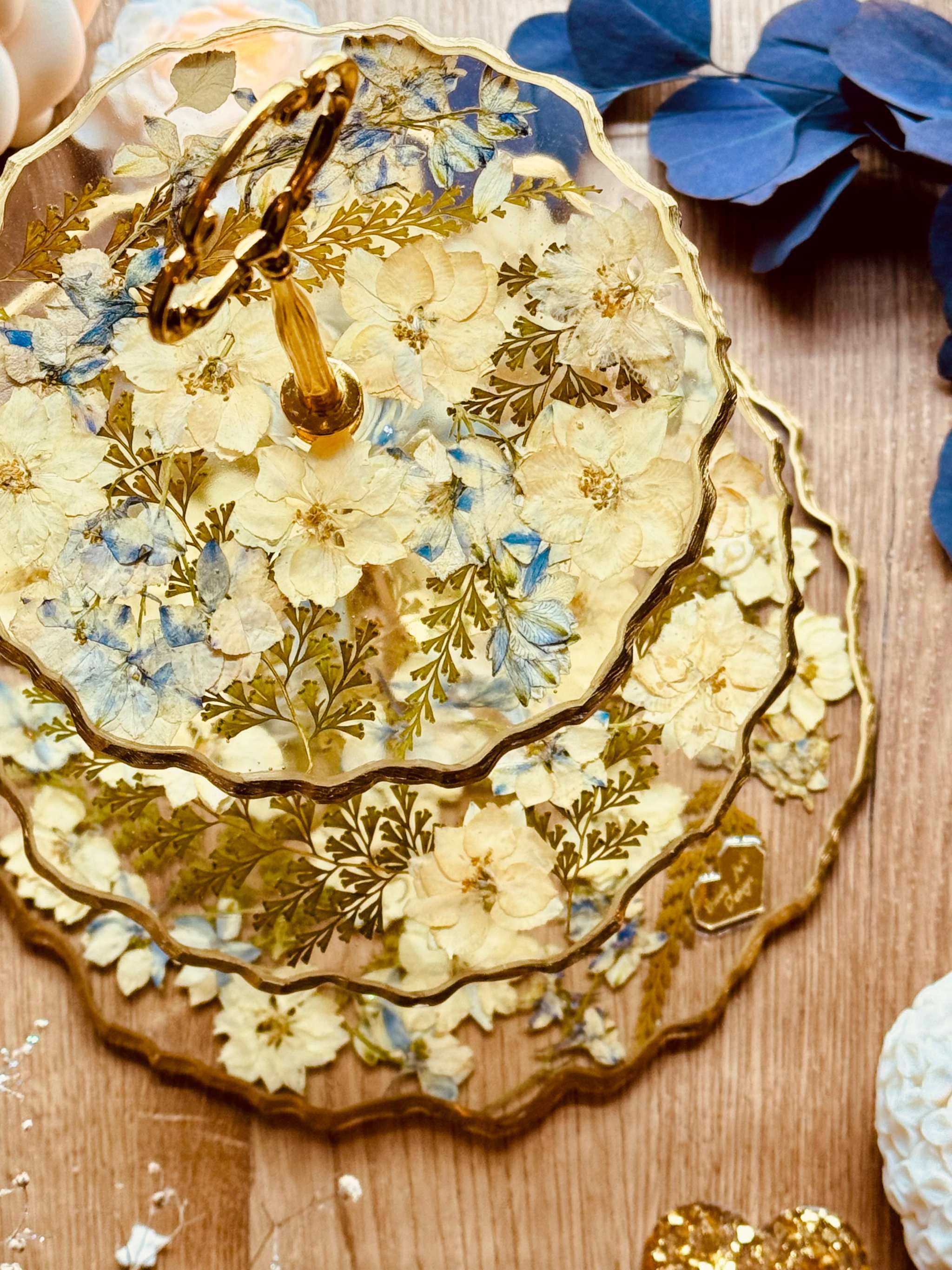 Epoxidharz Etagere Kuchenstaender romantisches Design mit Farn und Blattgold.Verspielte Etagere mit Farn, Blüten und Gold – handgefertigter Kuchenständer aus Epoxidharz mit zarten Pastelltönen