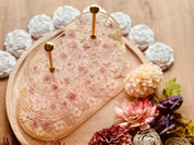 Ovale Resin Etagere mit rosa Blüten und Goldstaub, 3-stöckig und handgemacht – stilvolle Dekoration und individuelles Geschenk.Epoxidharz Etagere Kuchenstaender romantisches Rosadesign mit Blattgold