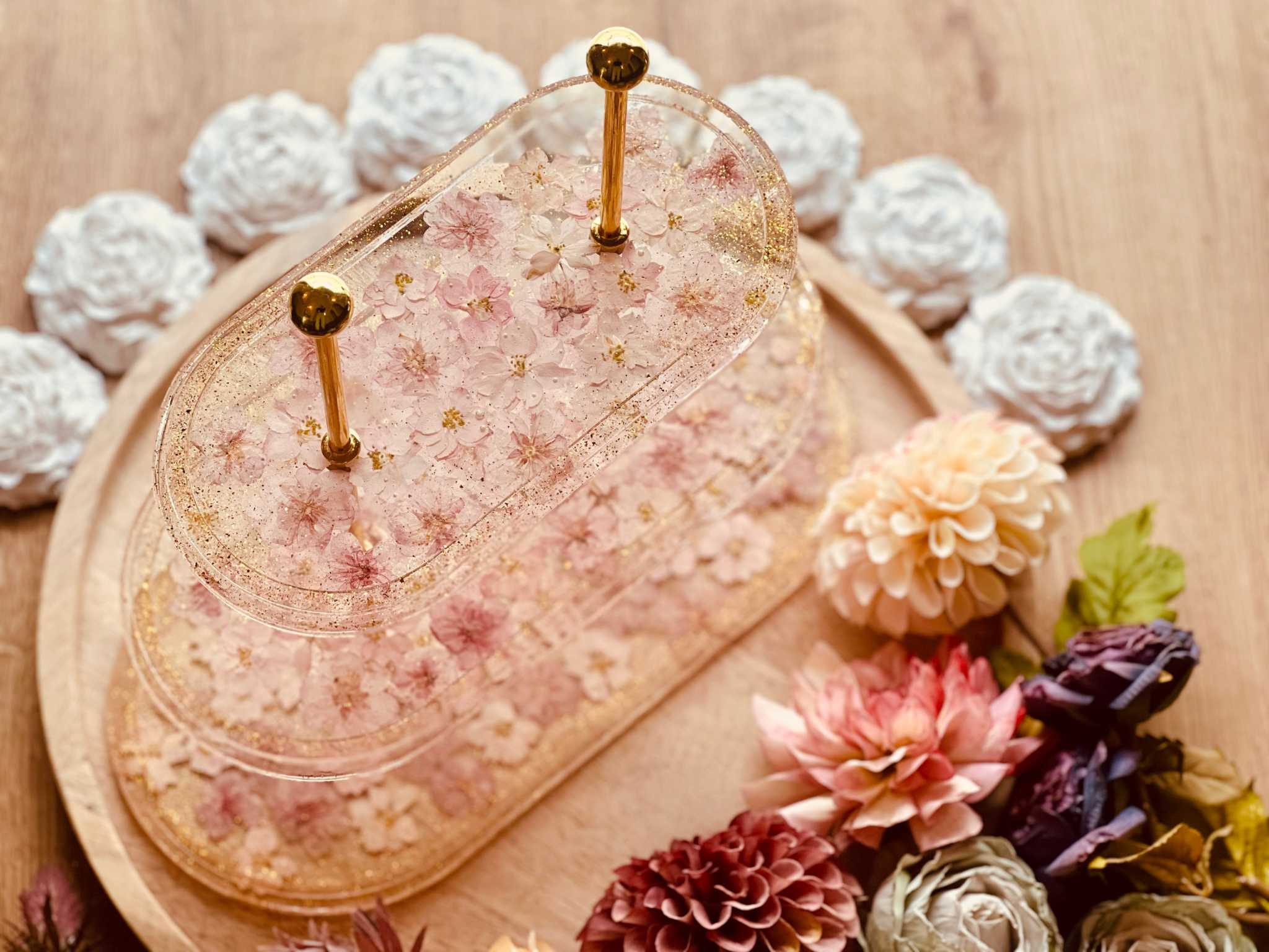 Ovale Resin Etagere mit rosa Blüten und Goldstaub, 3-stöckig und handgemacht – stilvolle Dekoration und individuelles Geschenk.Epoxidharz Etagere Kuchenstaender romantisches Rosadesign mit Blattgold