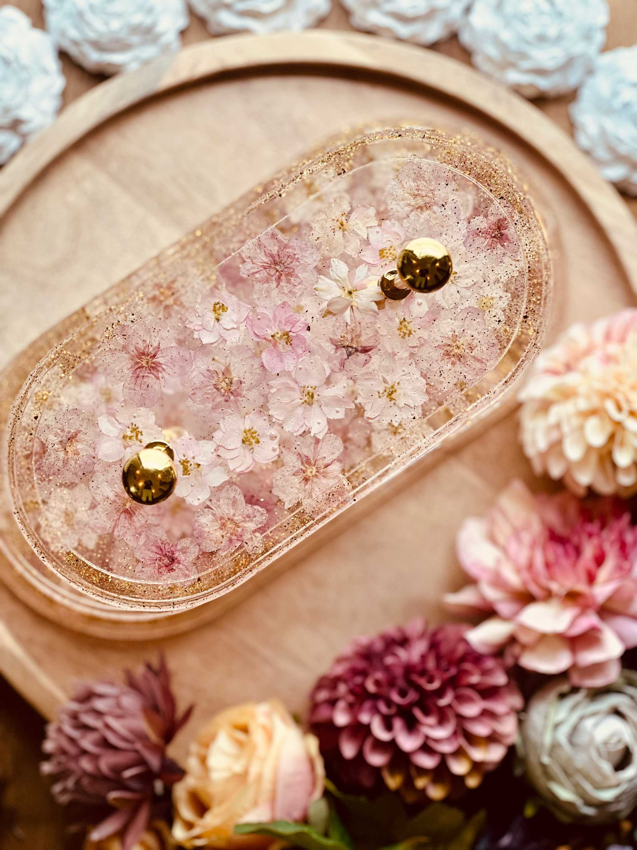 Elegante ovale Etagere aus Resin mit Goldstaub und rosa Blüten, handgefertigt – einzigartiges Design und perfekte Geschenkidee.Epoxidharz Etagere Kuchenstaender rosa Blumenglanz oval mit Gold