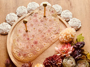 Edle 3-stöckige ovale Resin Etagere mit rosa Blüten und funkelndem Goldstaub – handgefertigt und ideal für Dekoration oder Geschenke.Epoxidharz Etagere Kuchenstaender rosa Trockenblumen Goldveredelung