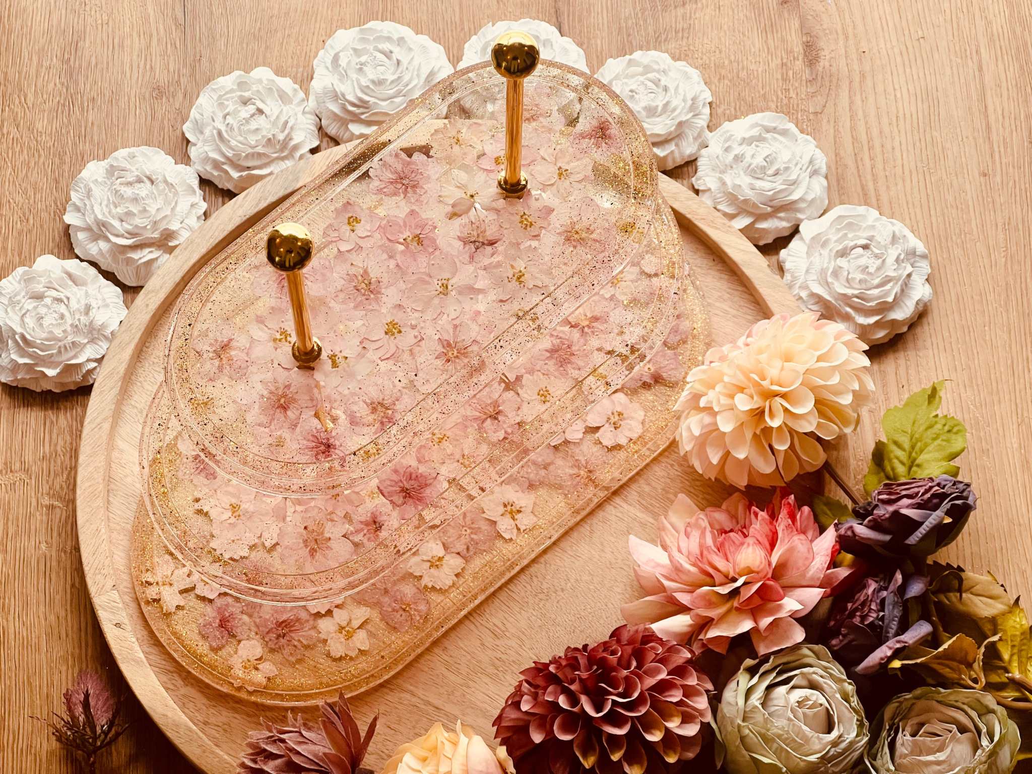 Edle 3-stöckige ovale Resin Etagere mit rosa Blüten und funkelndem Goldstaub – handgefertigt und ideal für Dekoration oder Geschenke.Epoxidharz Etagere Kuchenstaender rosa Trockenblumen Goldveredelung