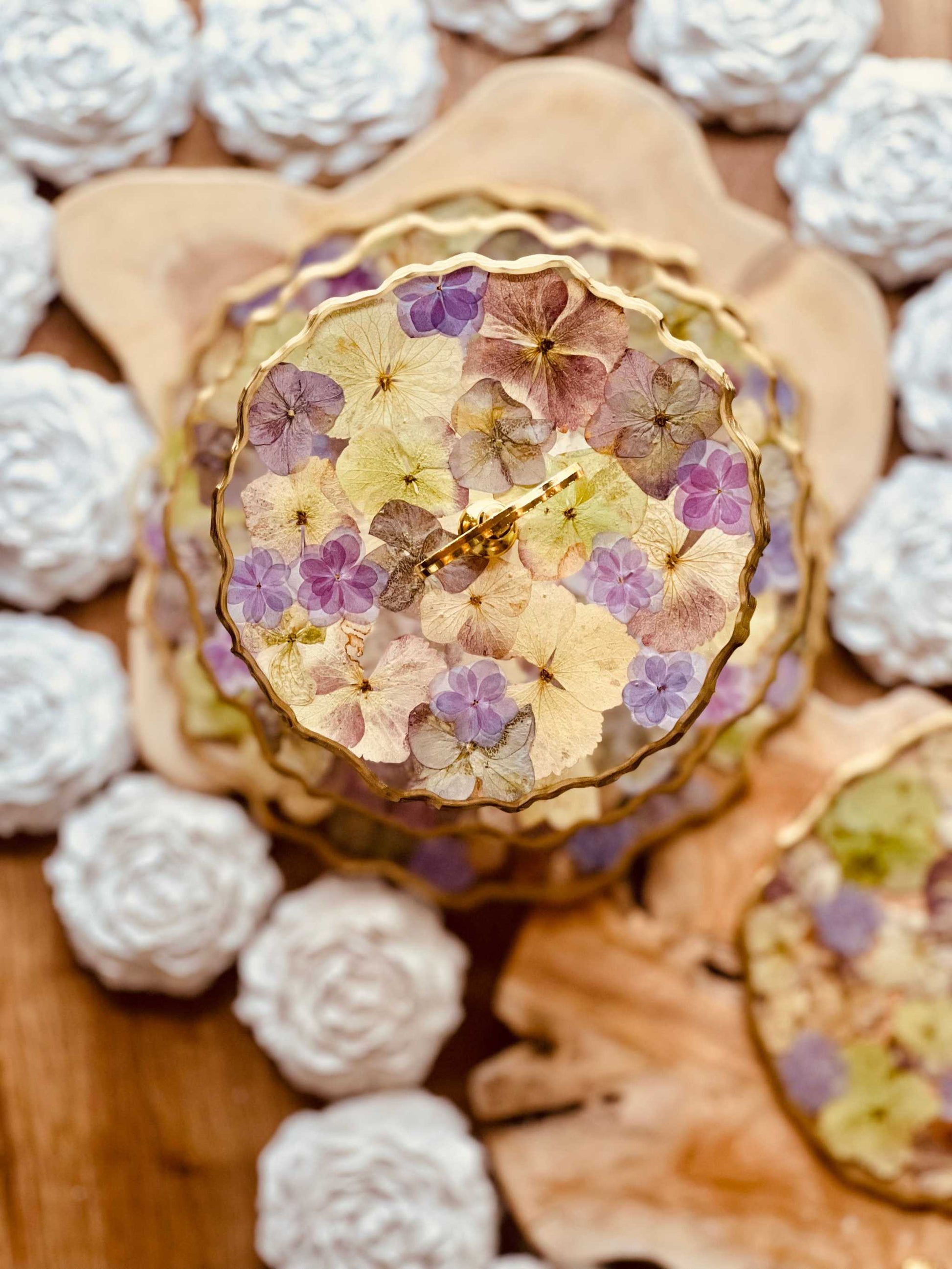 Elegante Etagere aus Resin, dekoriert mit violetten und naturfarbenen Hortensien. Perfekte Deko oder Geschenkidee für jeden Anlass.Epoxidharz Etagere Kuchenstaender sanfte Bluetentoene mit Goldakzent