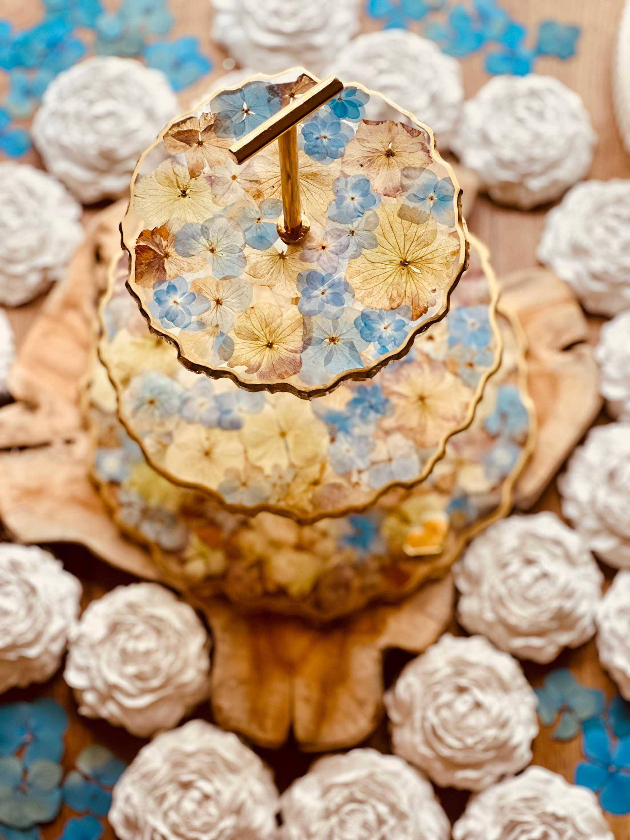 Einzigartige Etagere mit Hortensienblüten in Natur- und Blautönen, kombiniert mit goldenen Details. Perfekt für Feste oder als elegantes Geschenk.Epoxidharz Etagere Kuchenstaender verspielter Bluetenlook mit Blattgold.